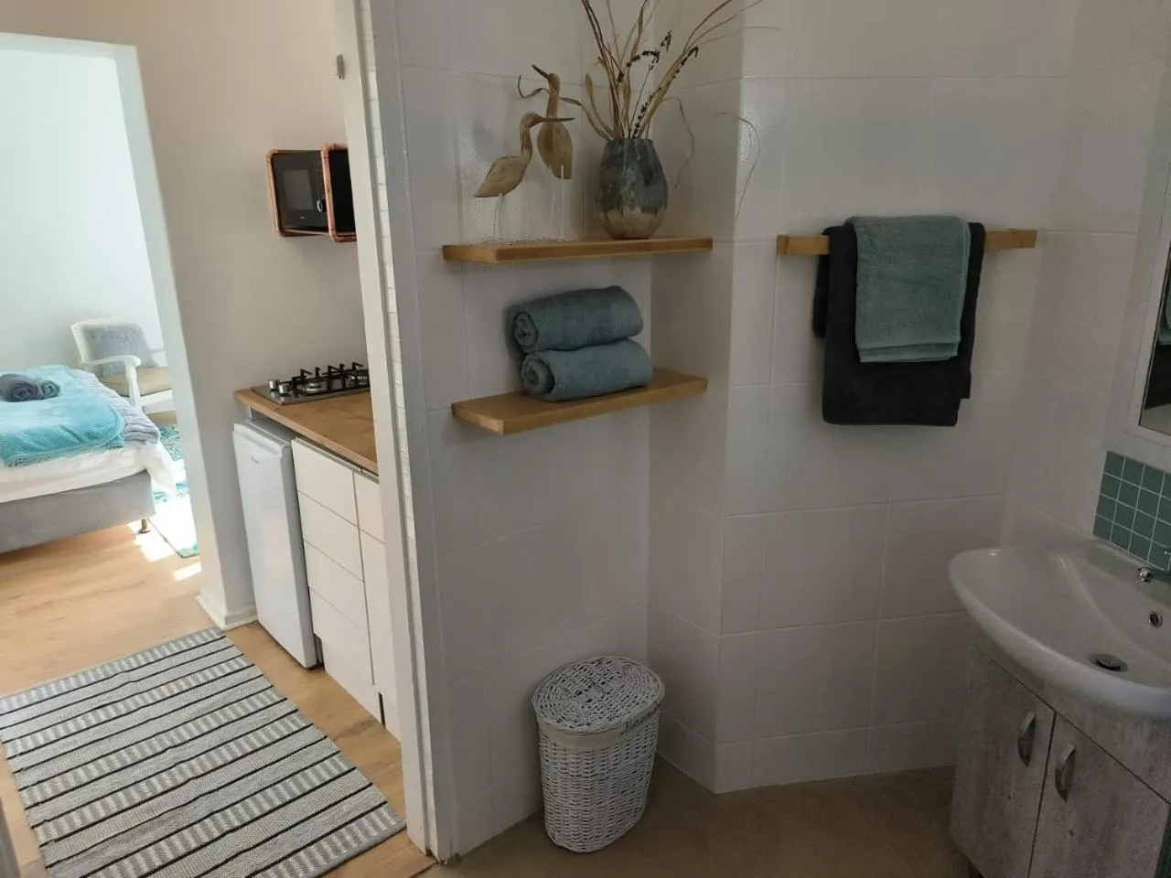 Bathroom, Bed in African Breeze Guesthouse