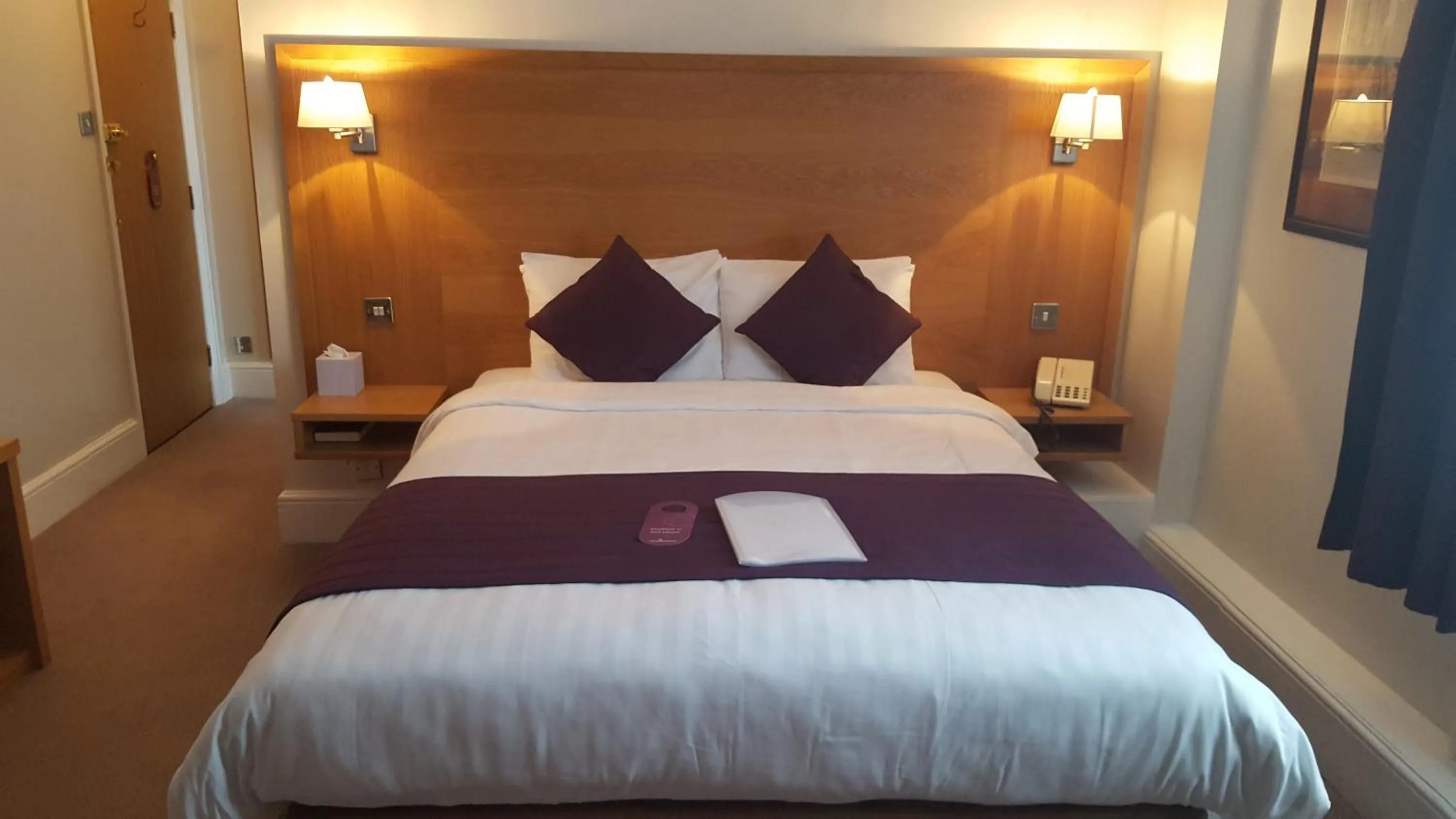 Photo of the whole room, Bed in The Chequers Hotel