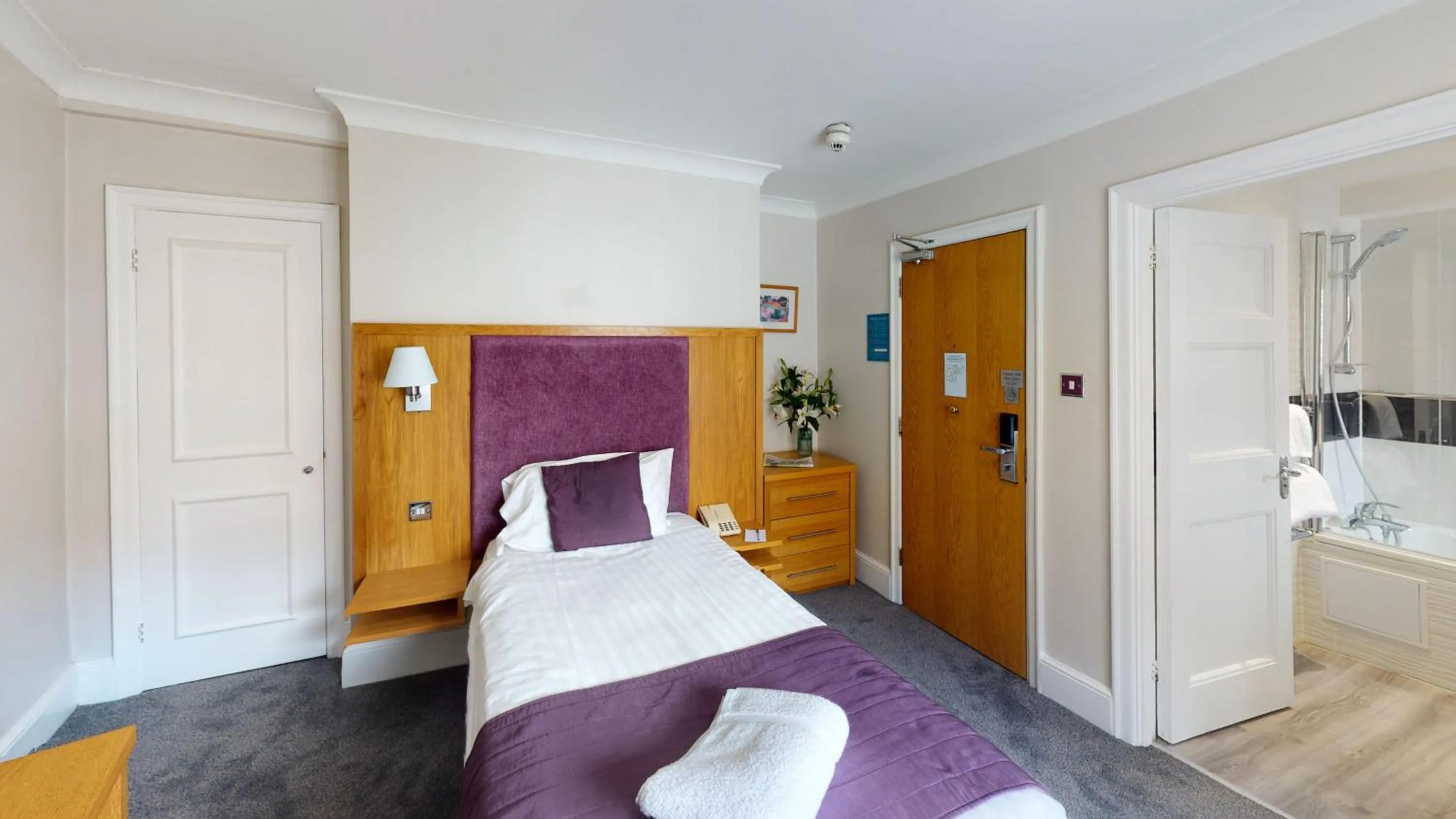 Photo of the whole room, Bed in The Chequers Hotel