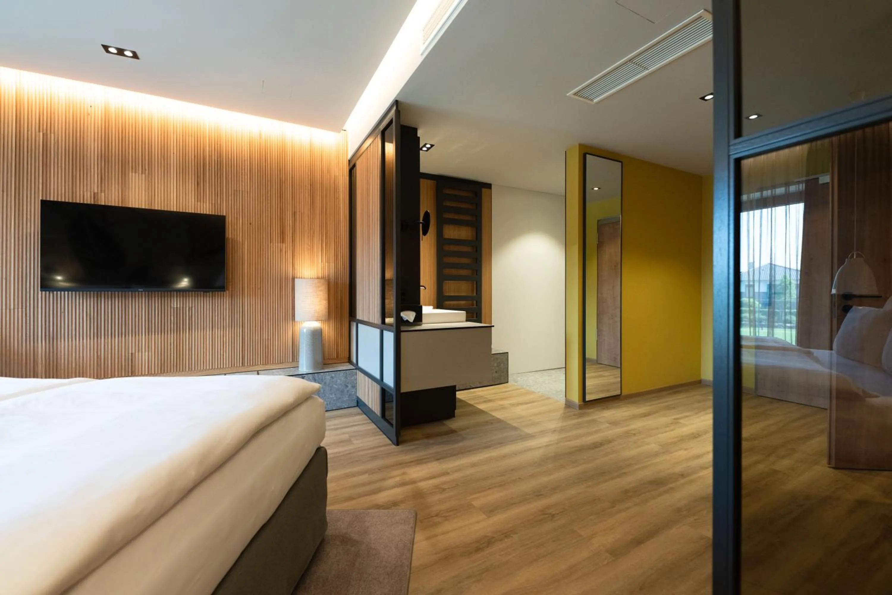 Bathroom, Bed in Thöles Hotel Bücken