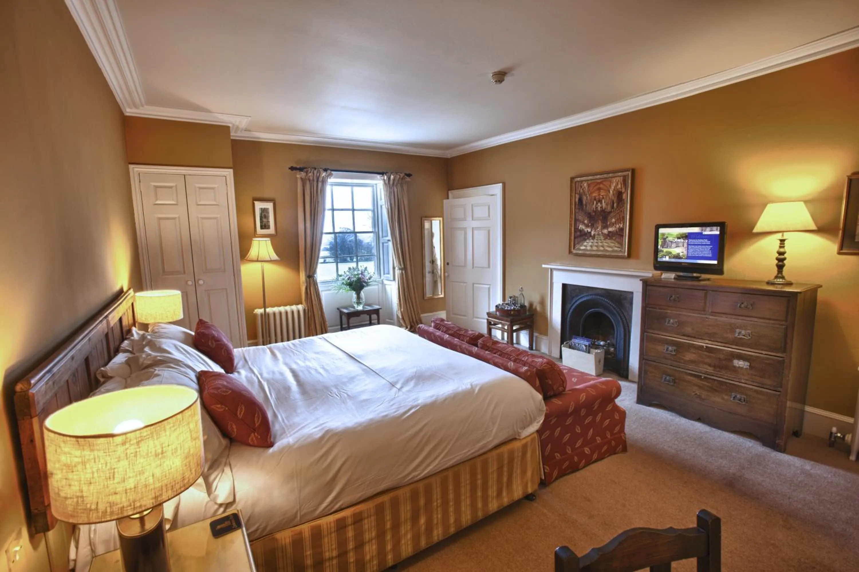 Photo of the whole room, Bed in Swinton Park