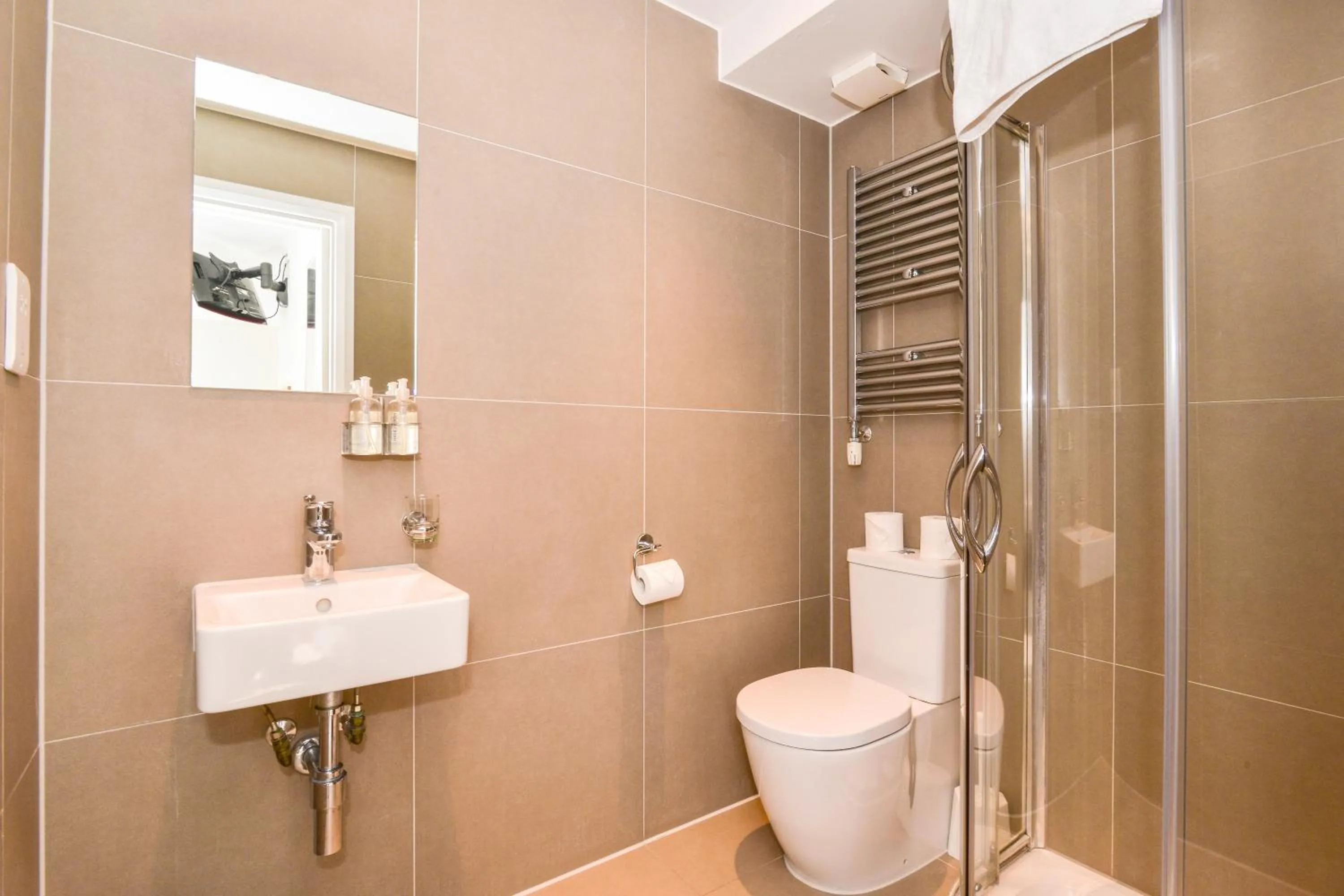 Shower in Chelsea Guest House