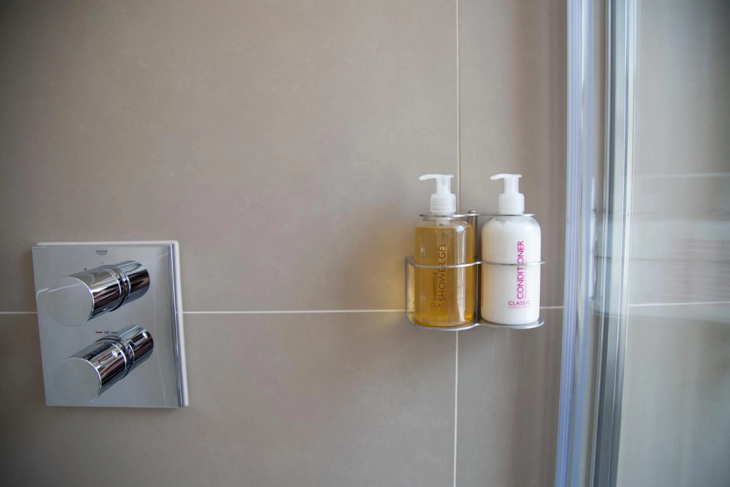 Shower in Chelsea Guest House