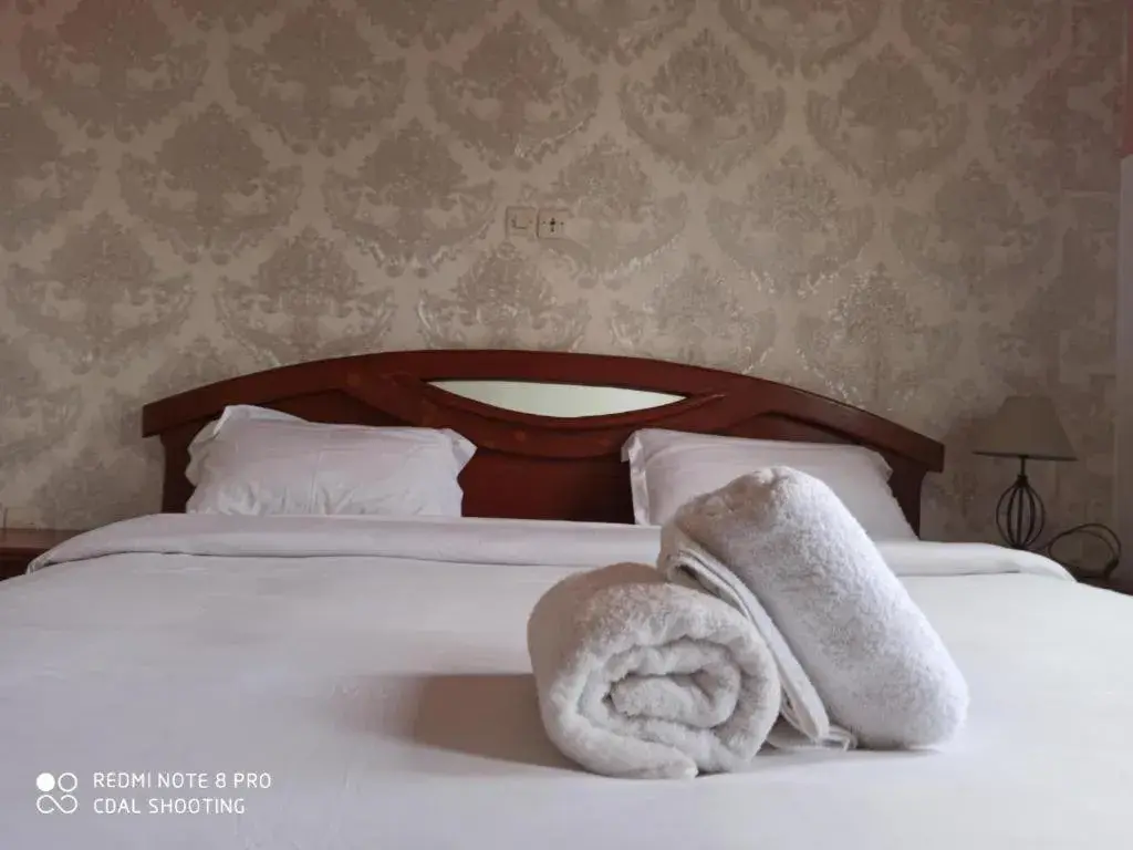 Standard King Room - single occupancy in Hotel Saint-Jean Standard King Room - single occupancy in Hotel Saint-Jean