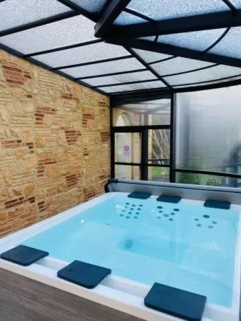 Hot Tub in Clos La Boëtie &amp; Spa