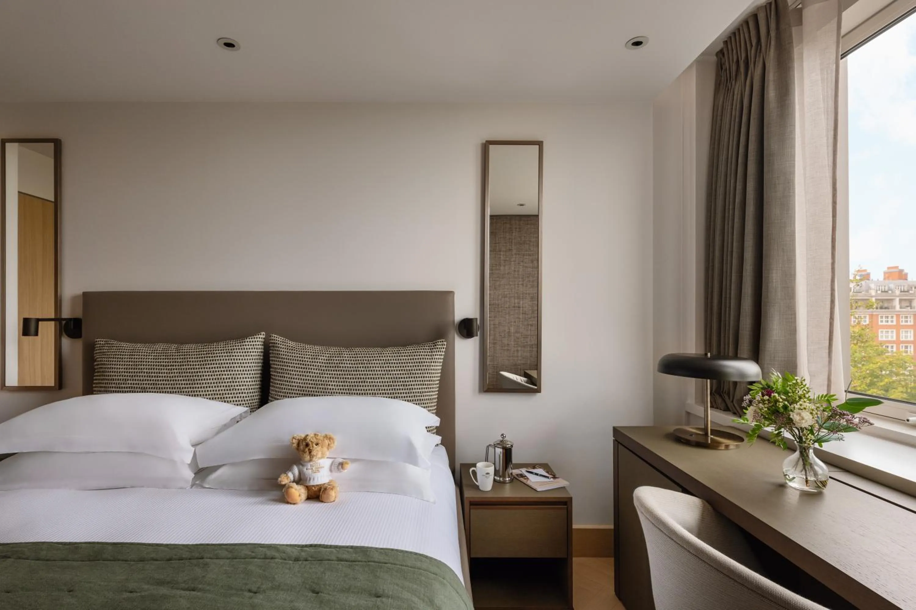 Bedroom, Bed in Royal Garden Hotel