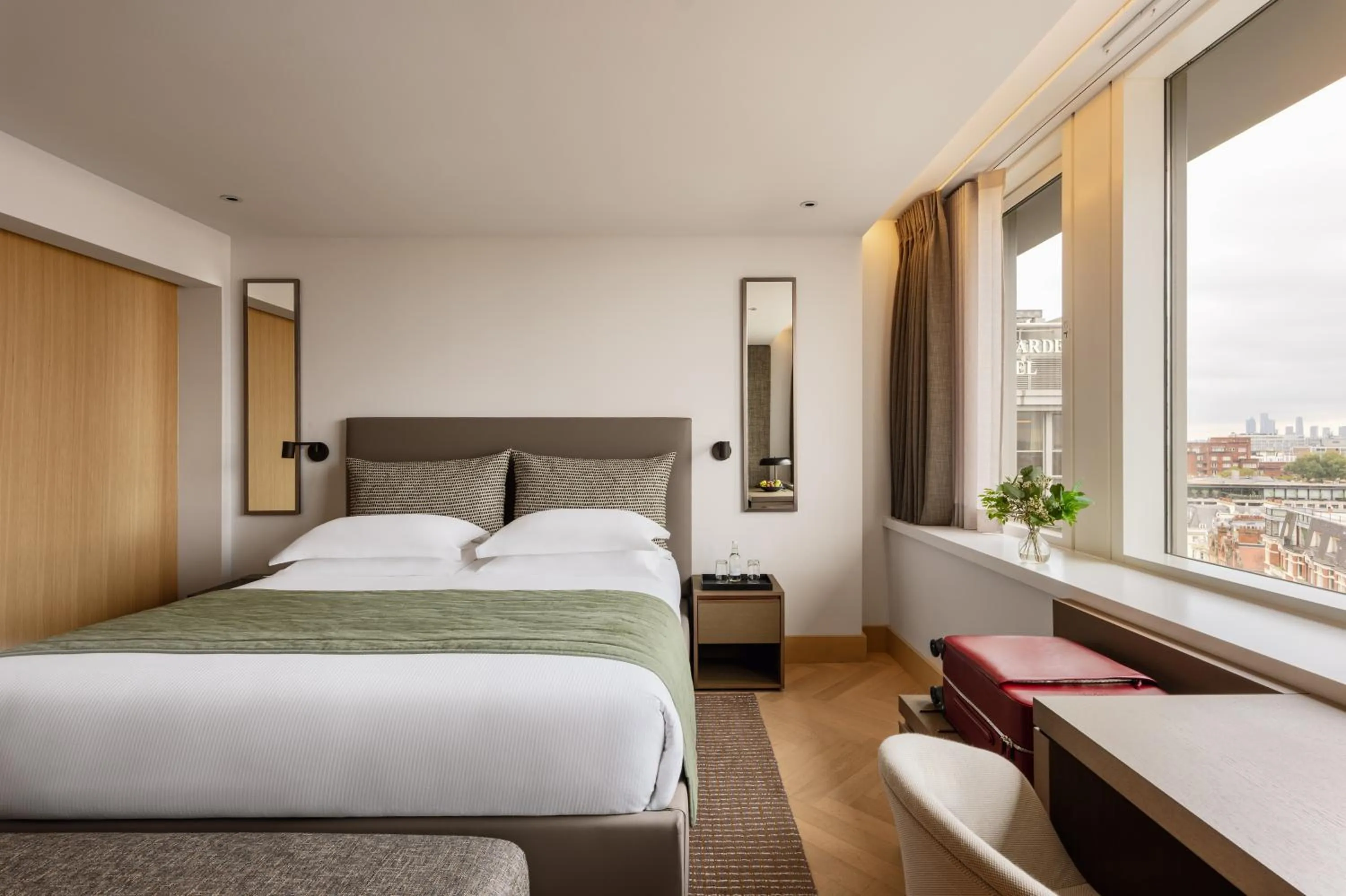 Bedroom, Bed in Royal Garden Hotel