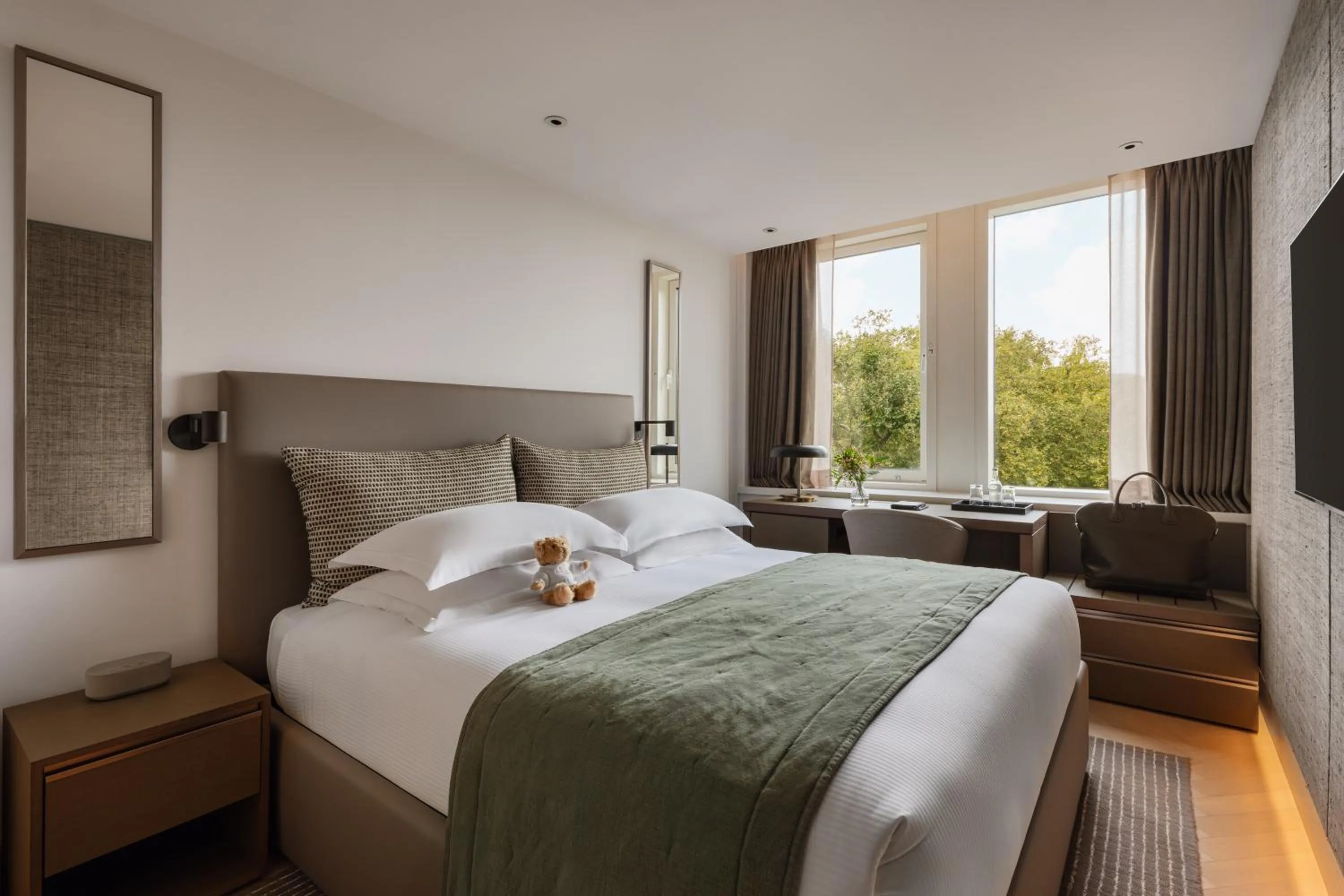 Bedroom, Bed in Royal Garden Hotel