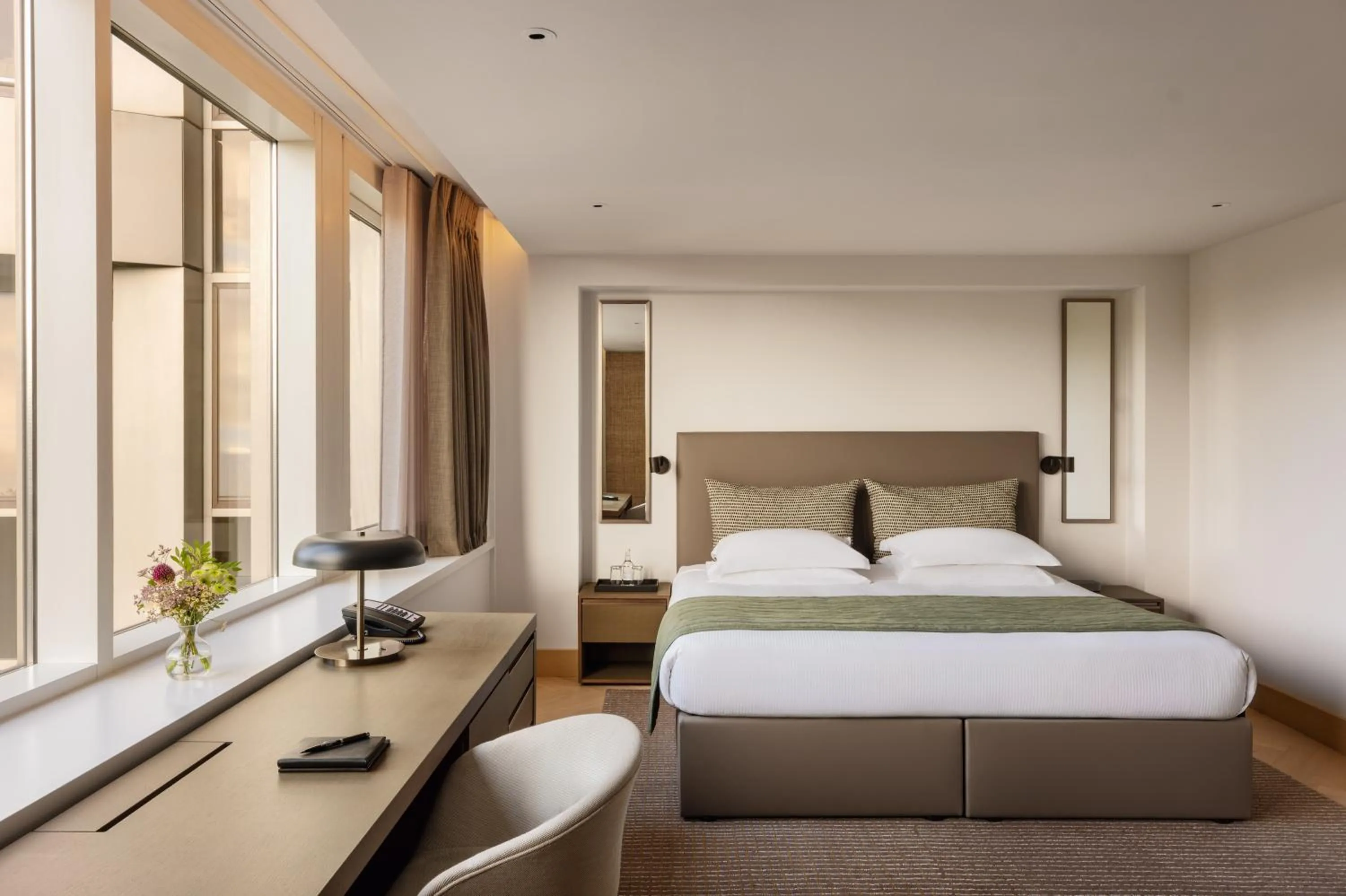 Bedroom, Bed in Royal Garden Hotel