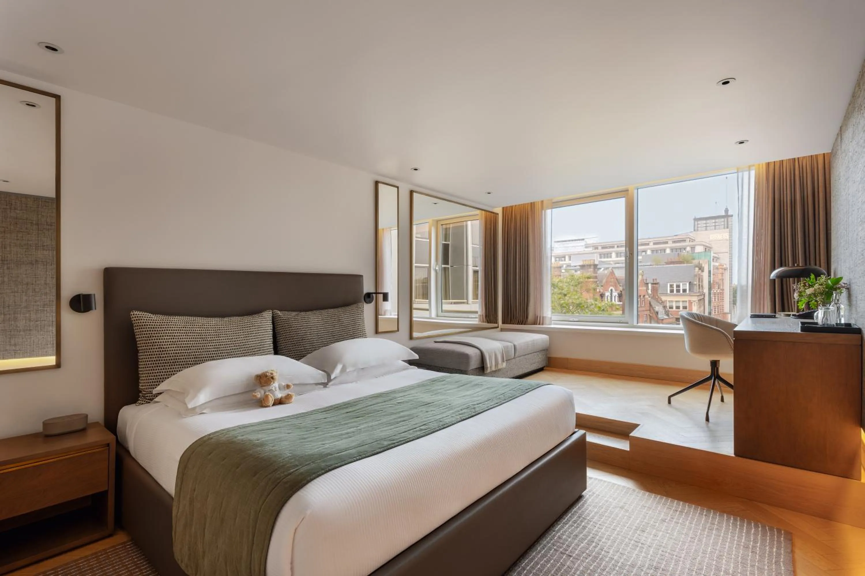 Bedroom, Bed in Royal Garden Hotel