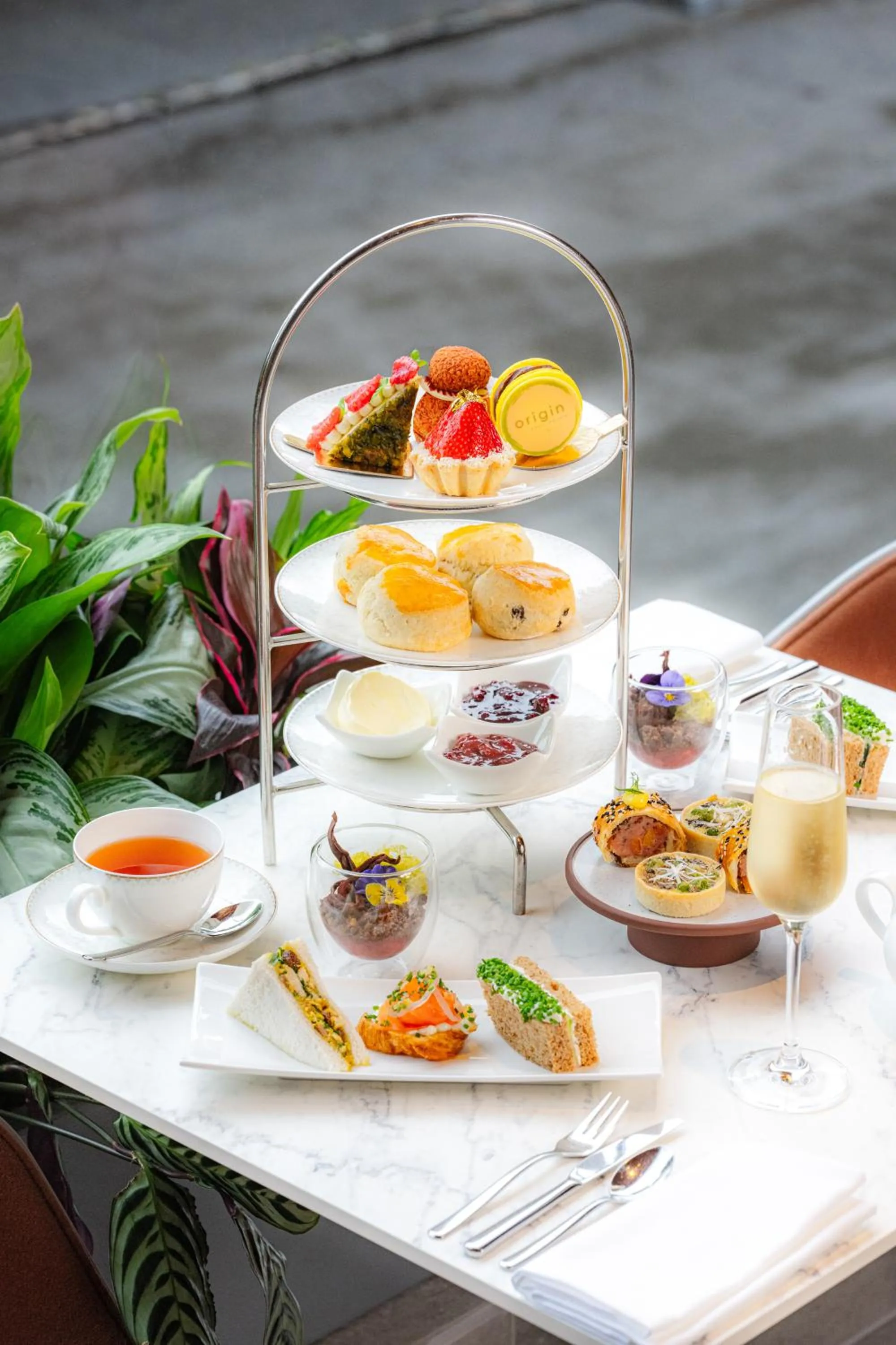 Restaurant/places to eat in Royal Garden Hotel