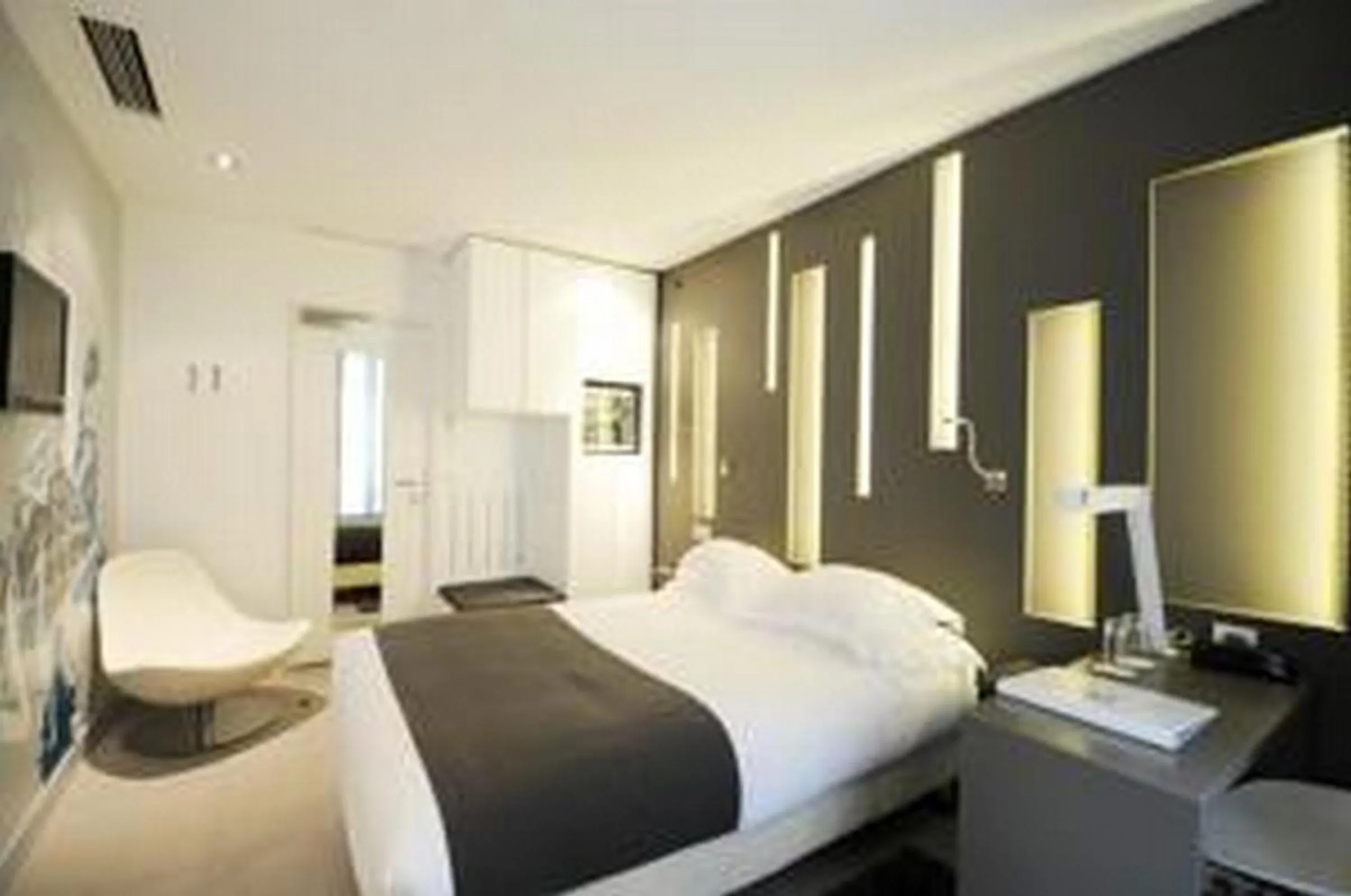 Bed in Arc de Triomphe Etoile