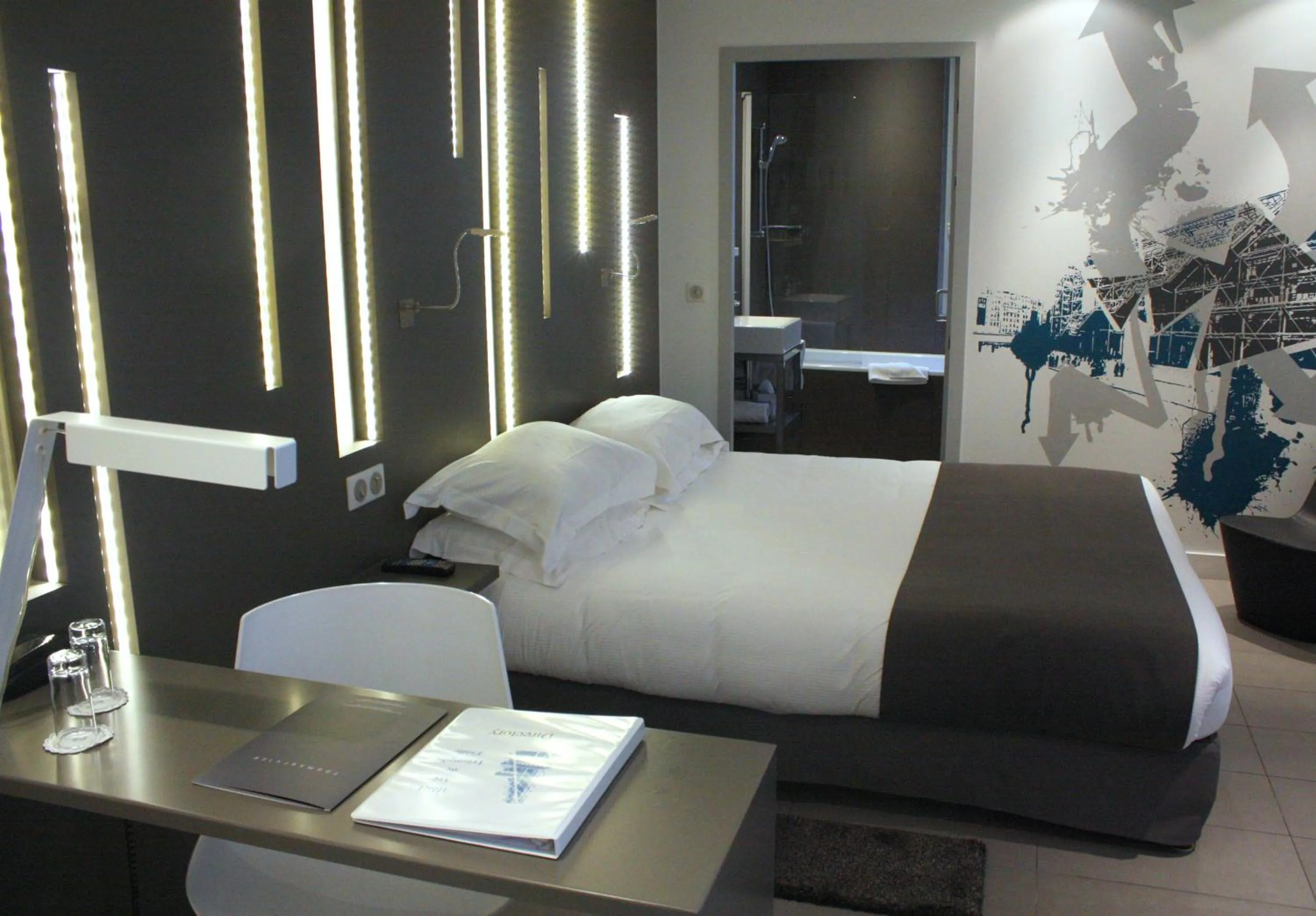 Photo of the whole room, Bed in Arc de Triomphe Etoile