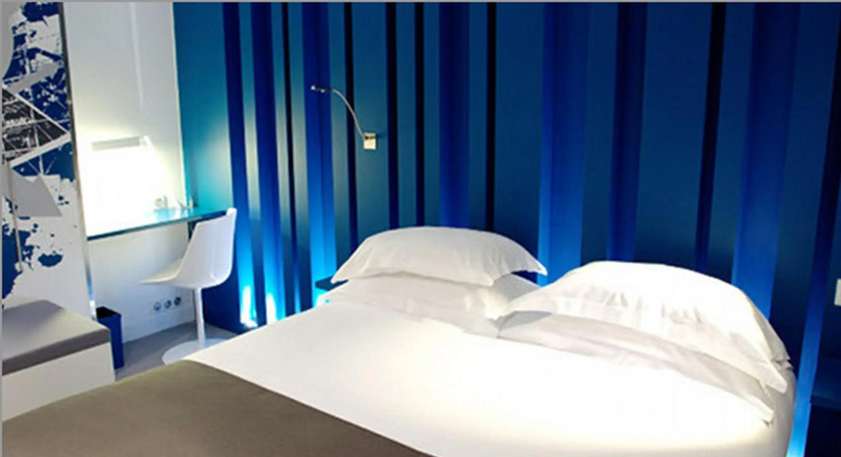 Bed in Arc de Triomphe Etoile Bed in Arc de Triomphe Etoile