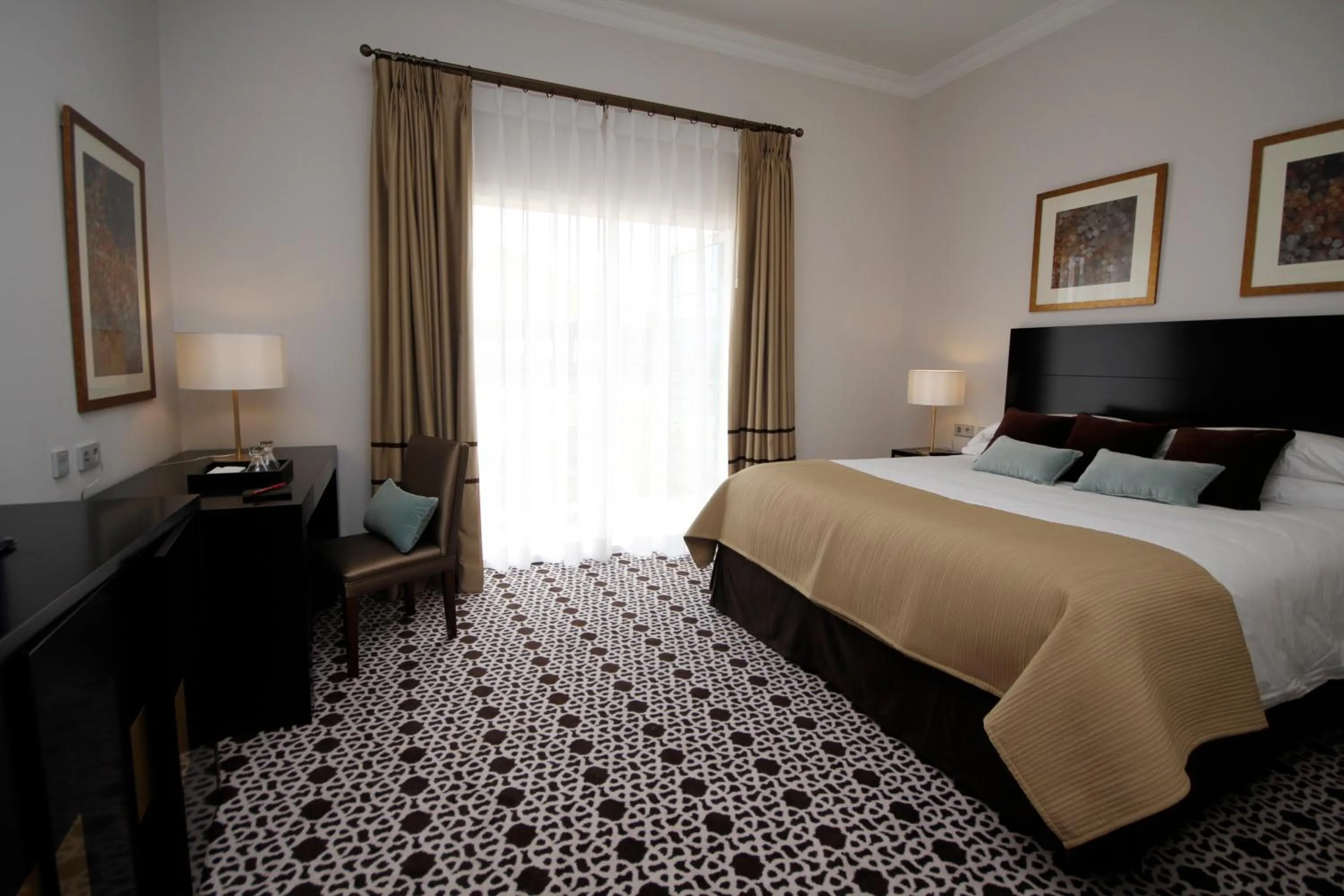 Photo of the whole room, Bed in Palm Camayenne