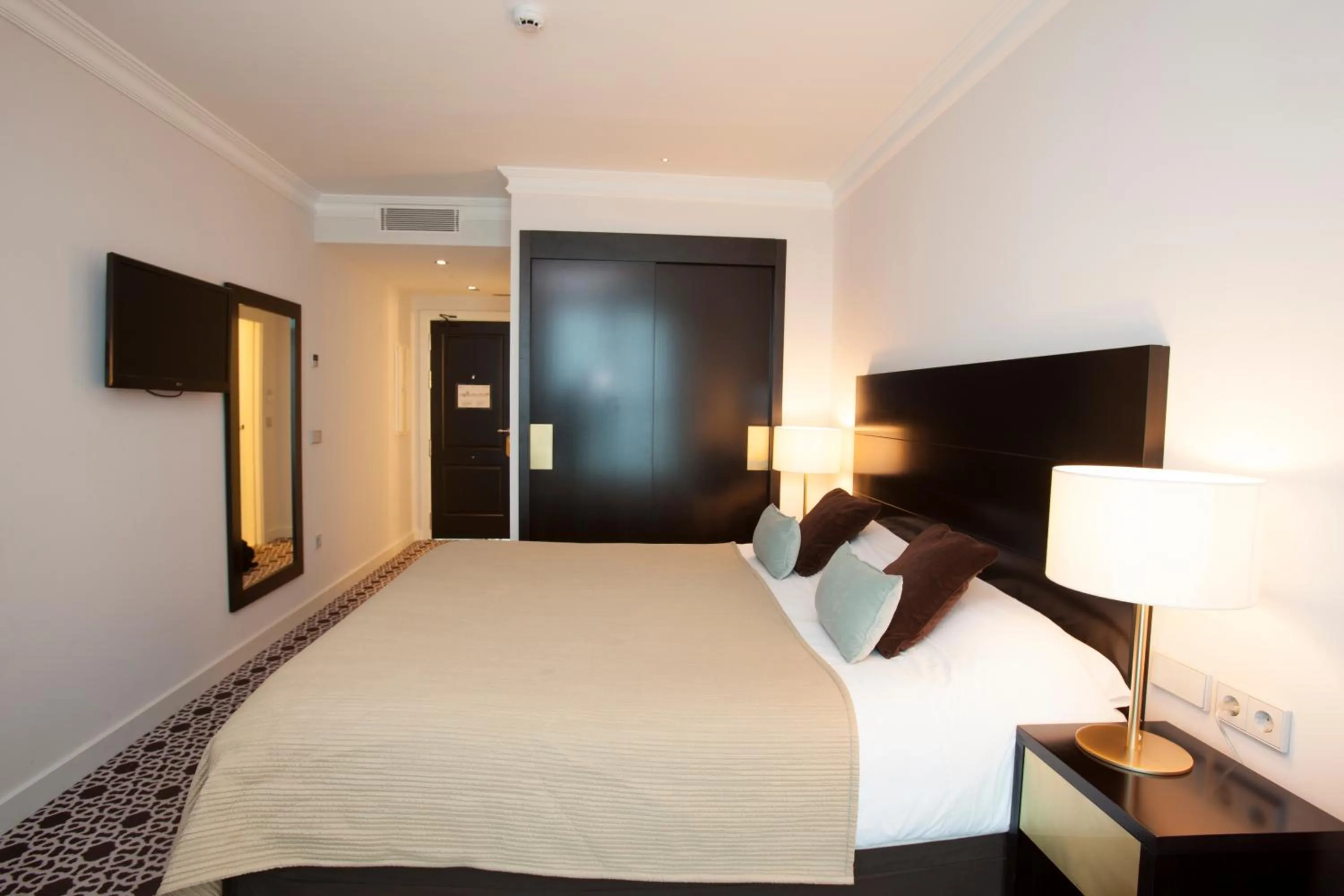 Photo of the whole room, Bed in Palm Camayenne