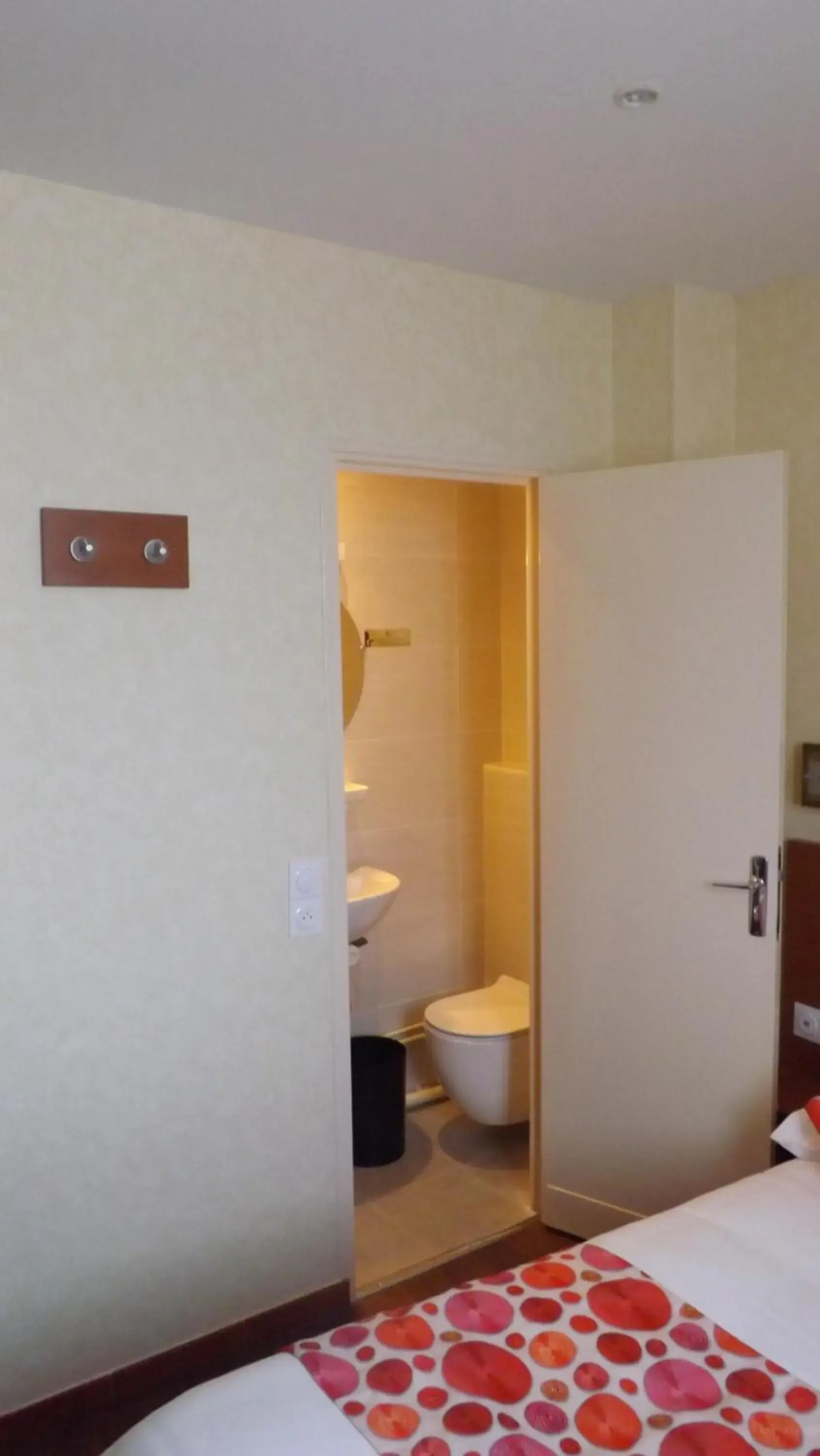 Bathroom, Bed in Hôtel de la Place des Alpes