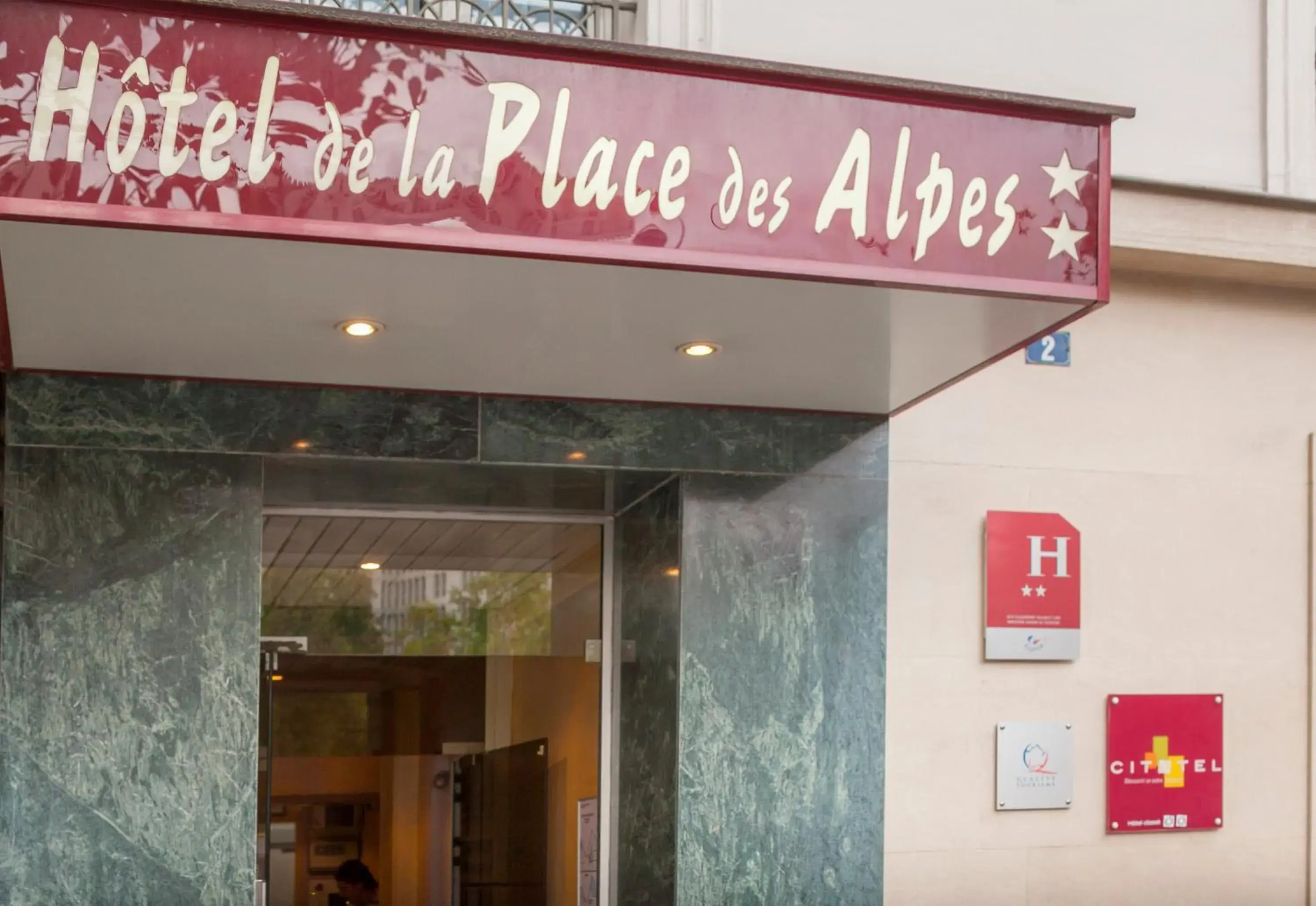 Facade/entrance in Hôtel de la Place des Alpes