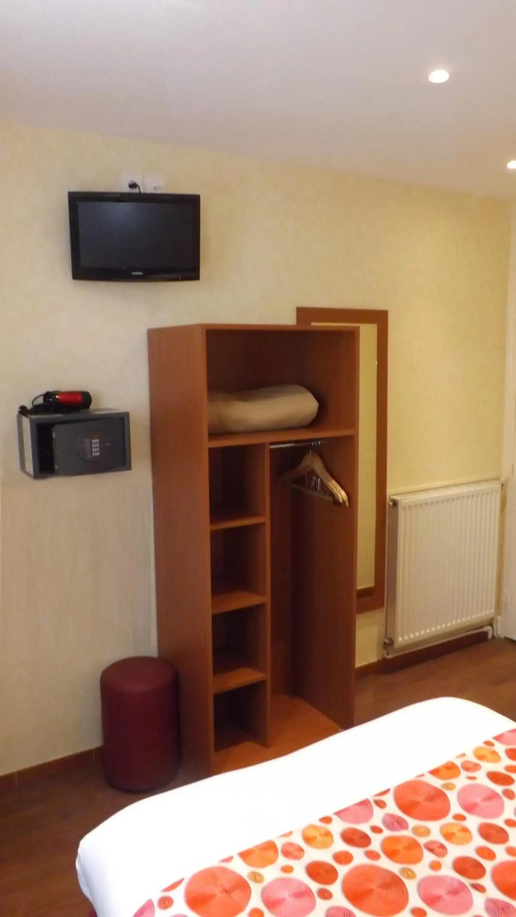 Photo of the whole room, TV/Entertainment Center in Hôtel de la Place des Alpes