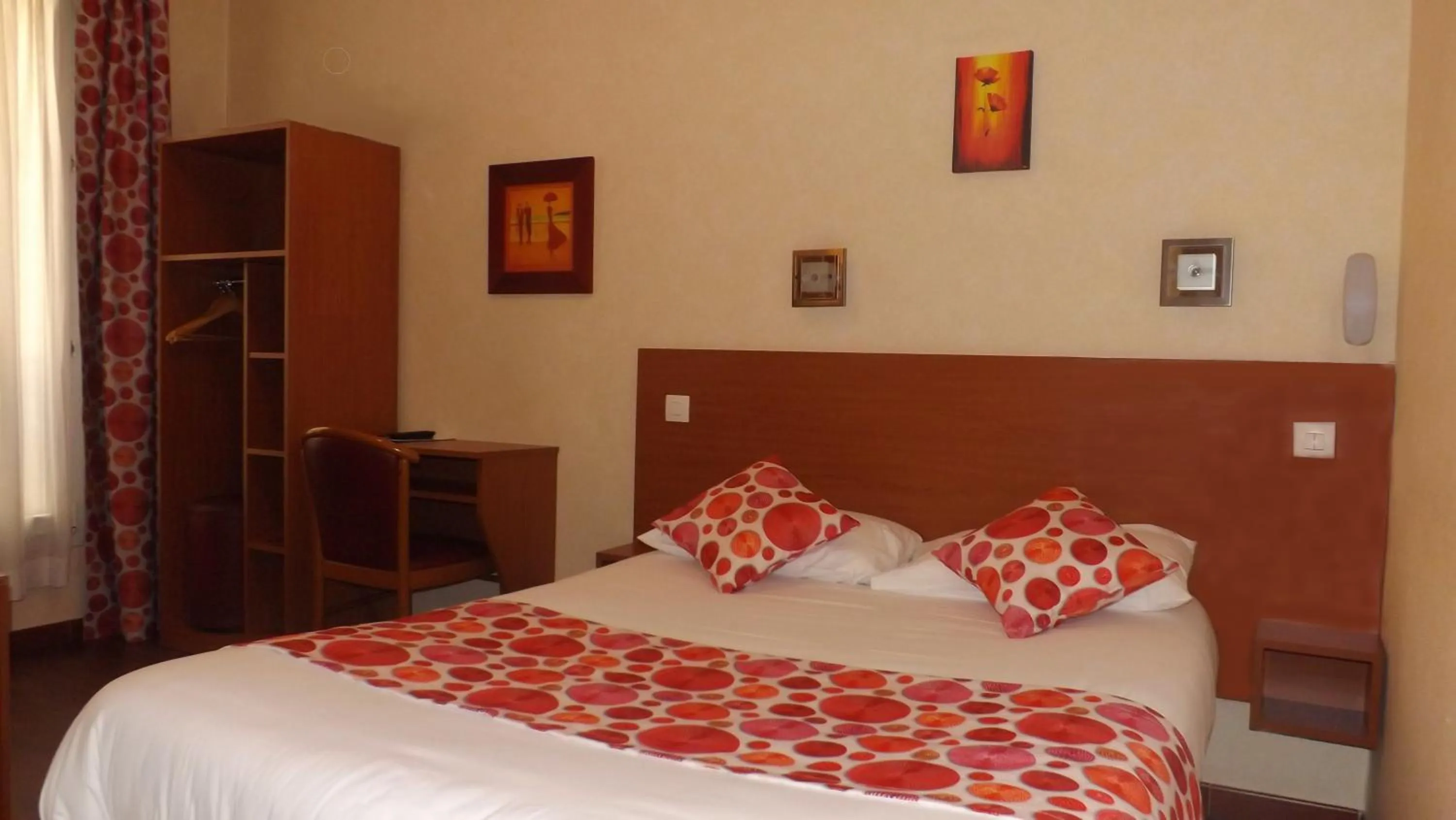 Bed in Hôtel de la Place des Alpes