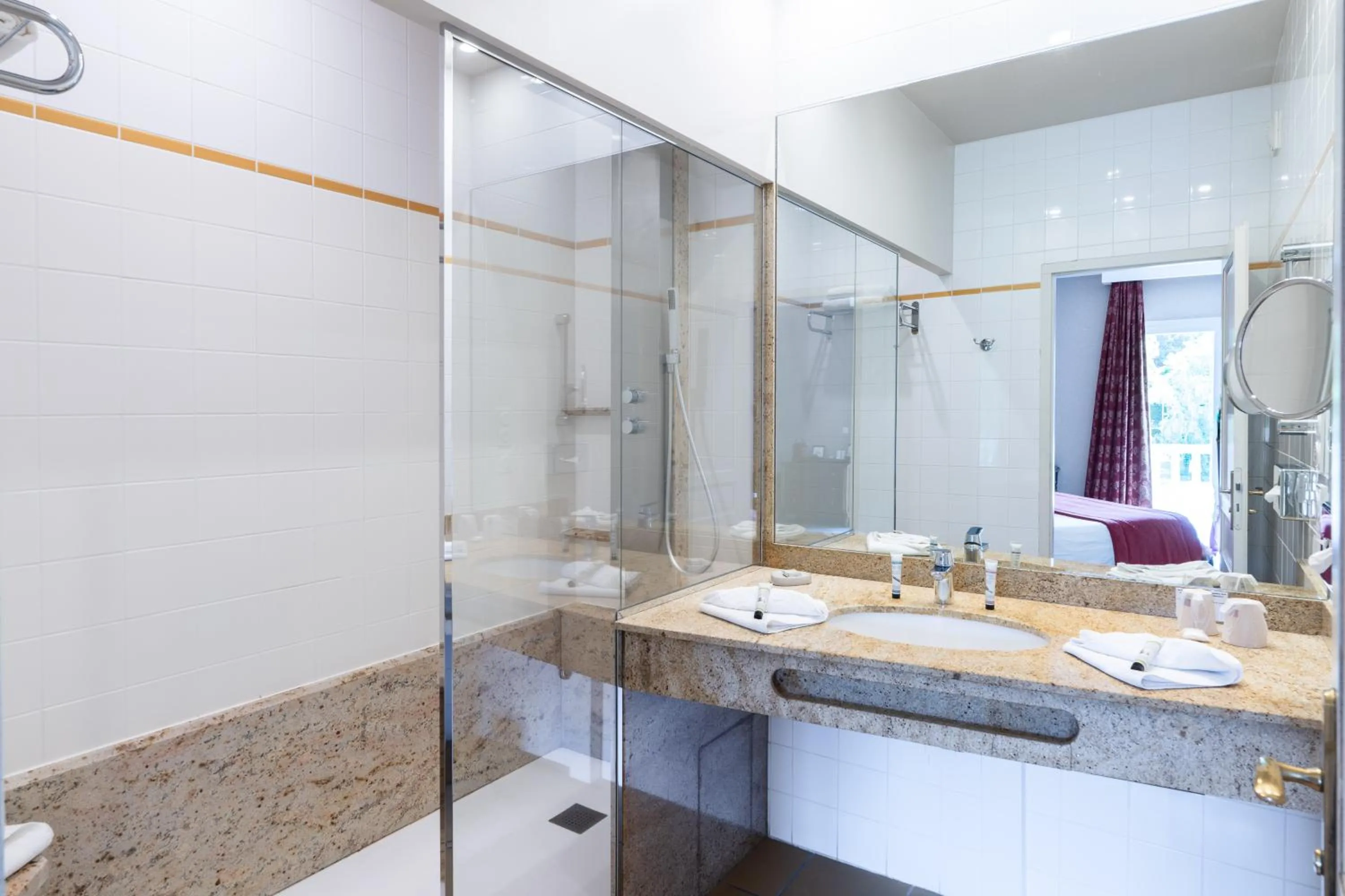 Shower in Le Manoir De La Poterie & Spa