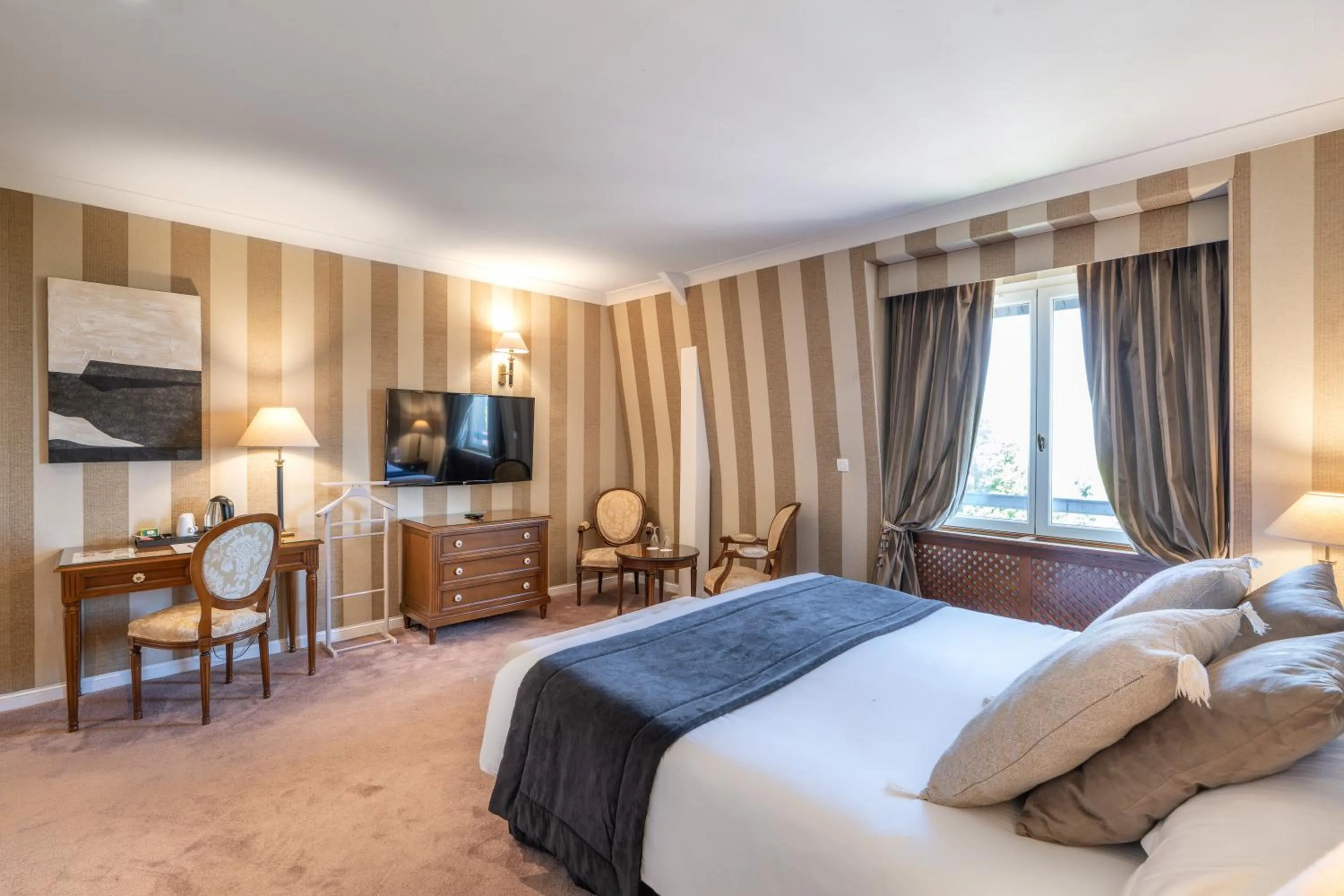 Bed in Le Manoir De La Poterie & Spa