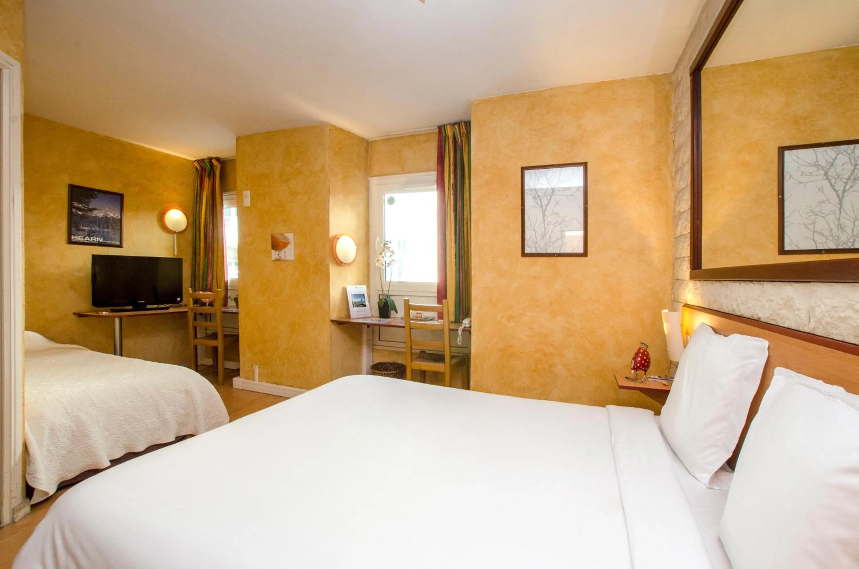 Bed in Hôtel Bosquet Pau Centre - Self Check In Budget Hotel