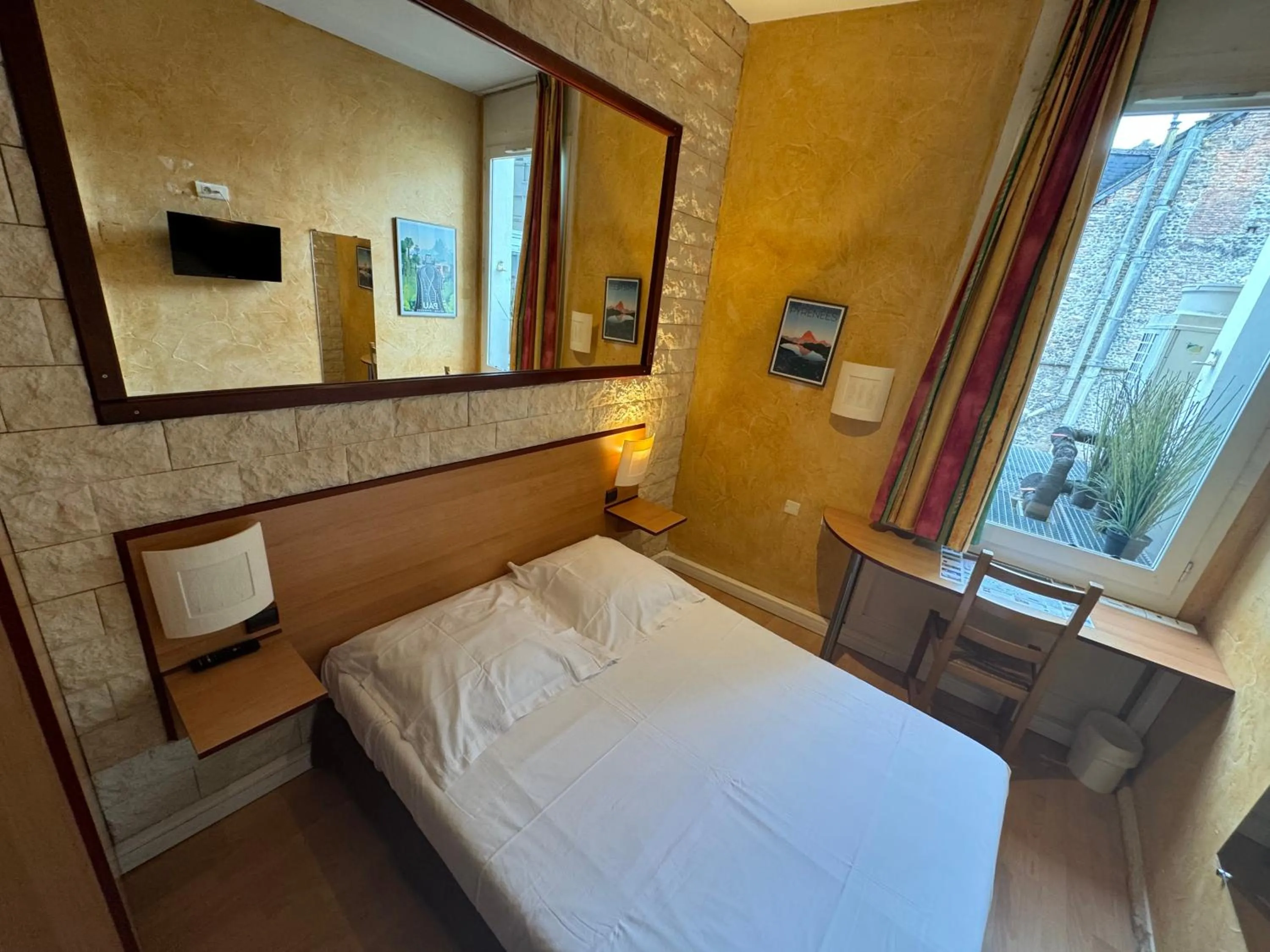 Bed in Hôtel Bosquet Pau Centre - Self Check In Budget Hotel