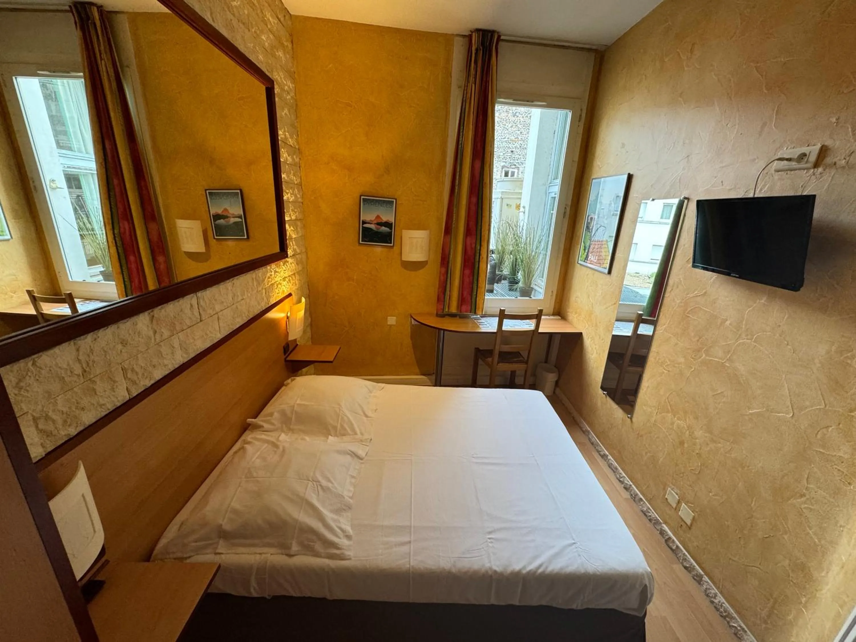 Bedroom, Bed in Hôtel Bosquet Pau Centre - Self Check In Budget Hotel