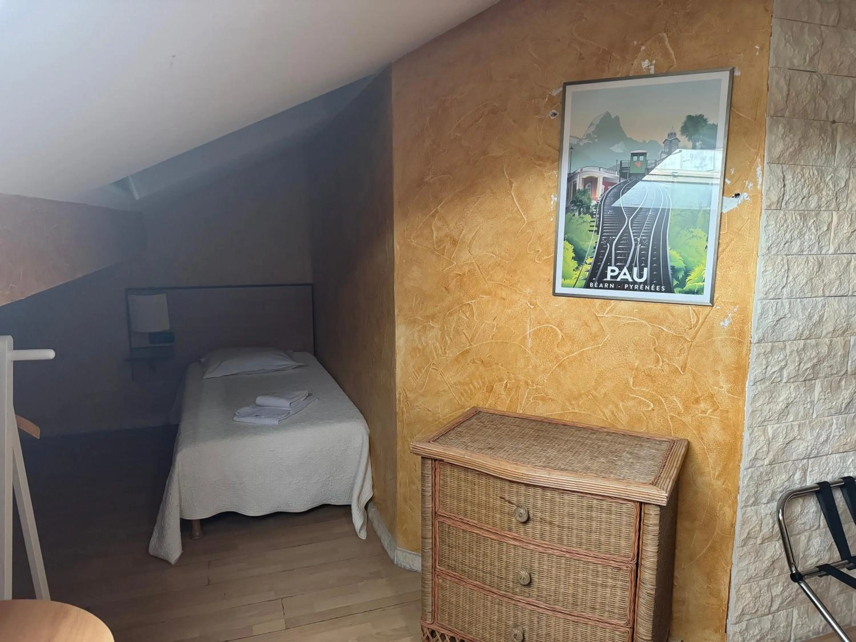 Bed in Hôtel Bosquet Pau Centre - Self Check In Budget Hotel