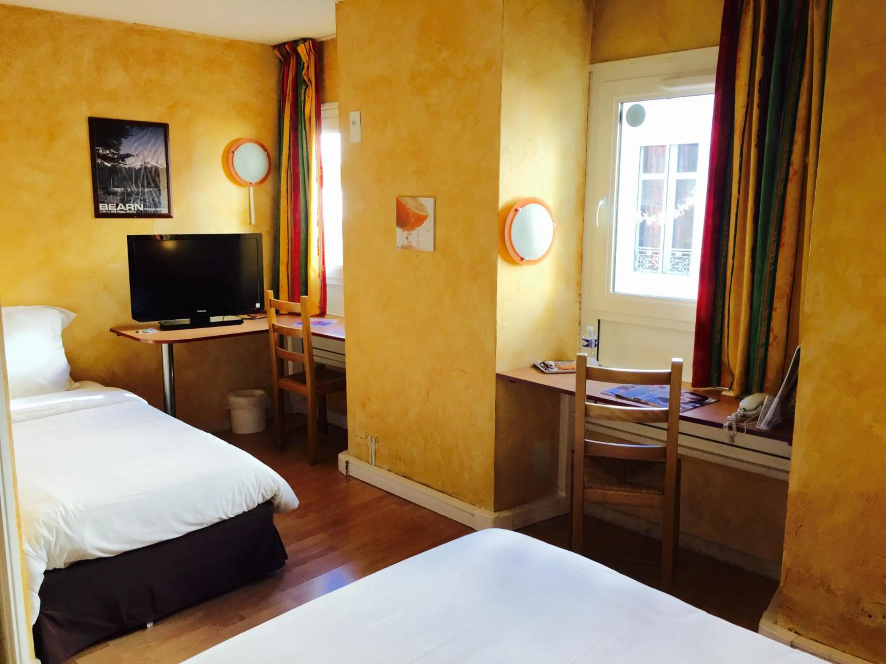 Bed in Hôtel Bosquet Pau Centre - Self Check In Budget Hotel