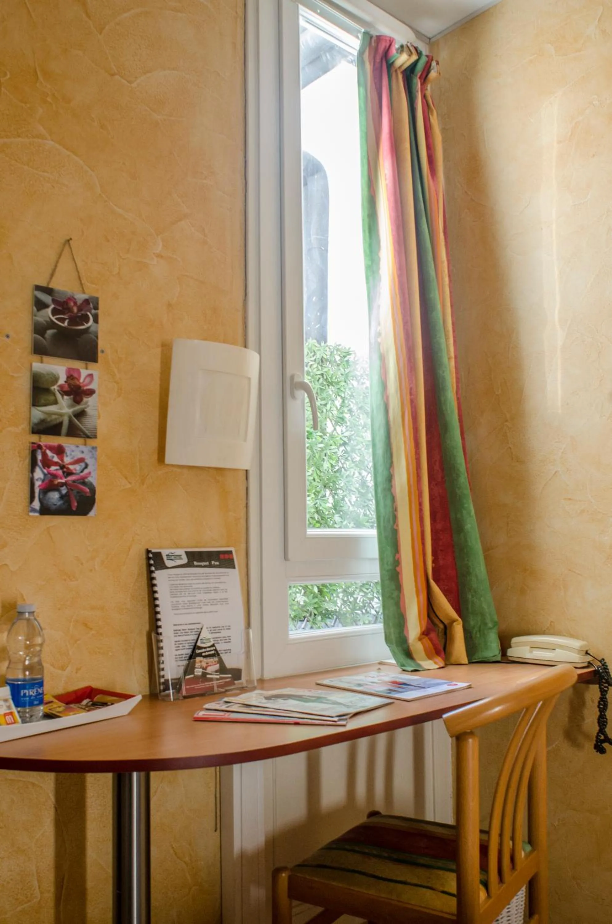 Bed in Hôtel Bosquet Pau Centre - Self Check In Budget Hotel