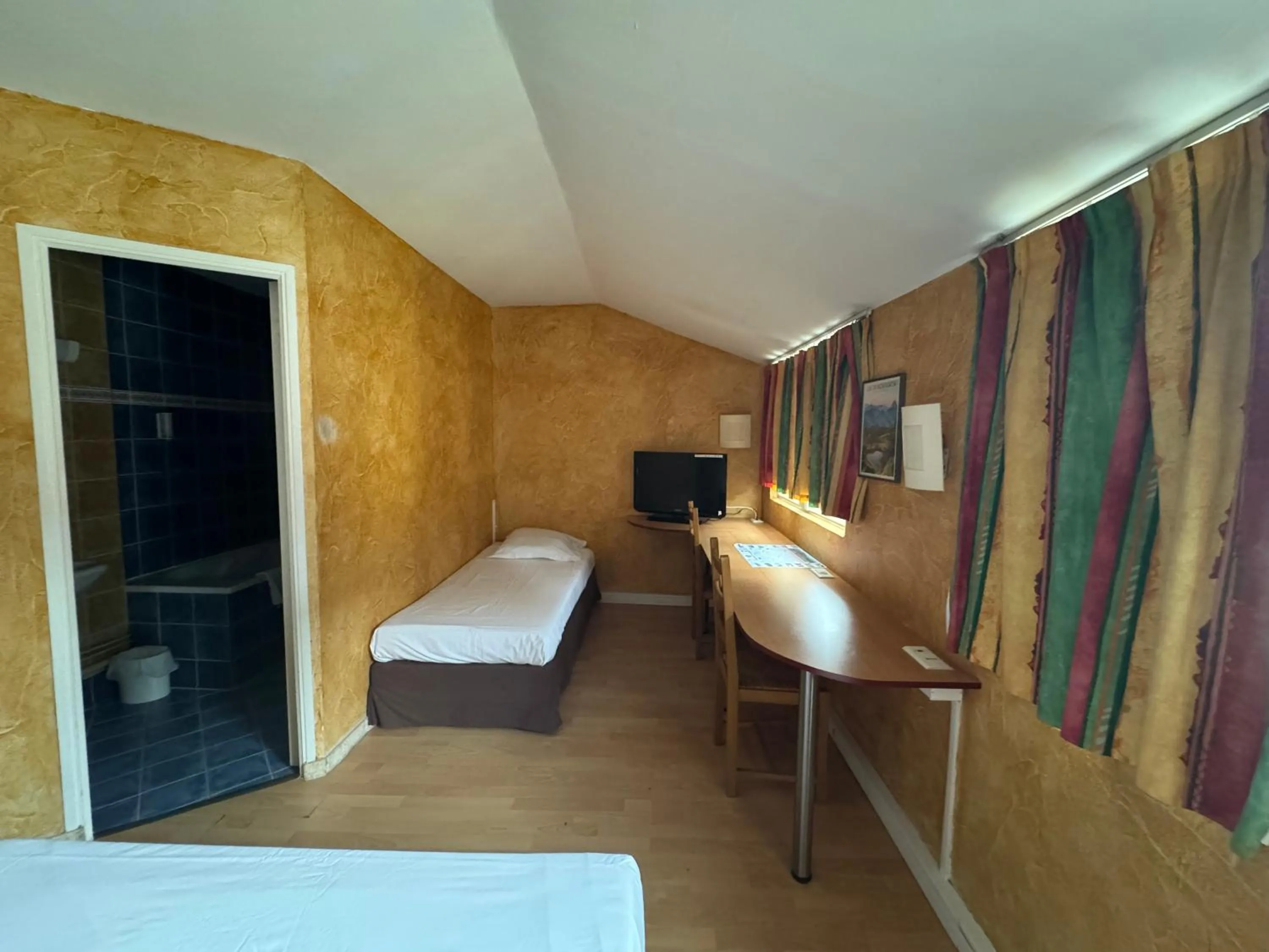 Bed in Hôtel Bosquet Pau Centre - Self Check In Budget Hotel