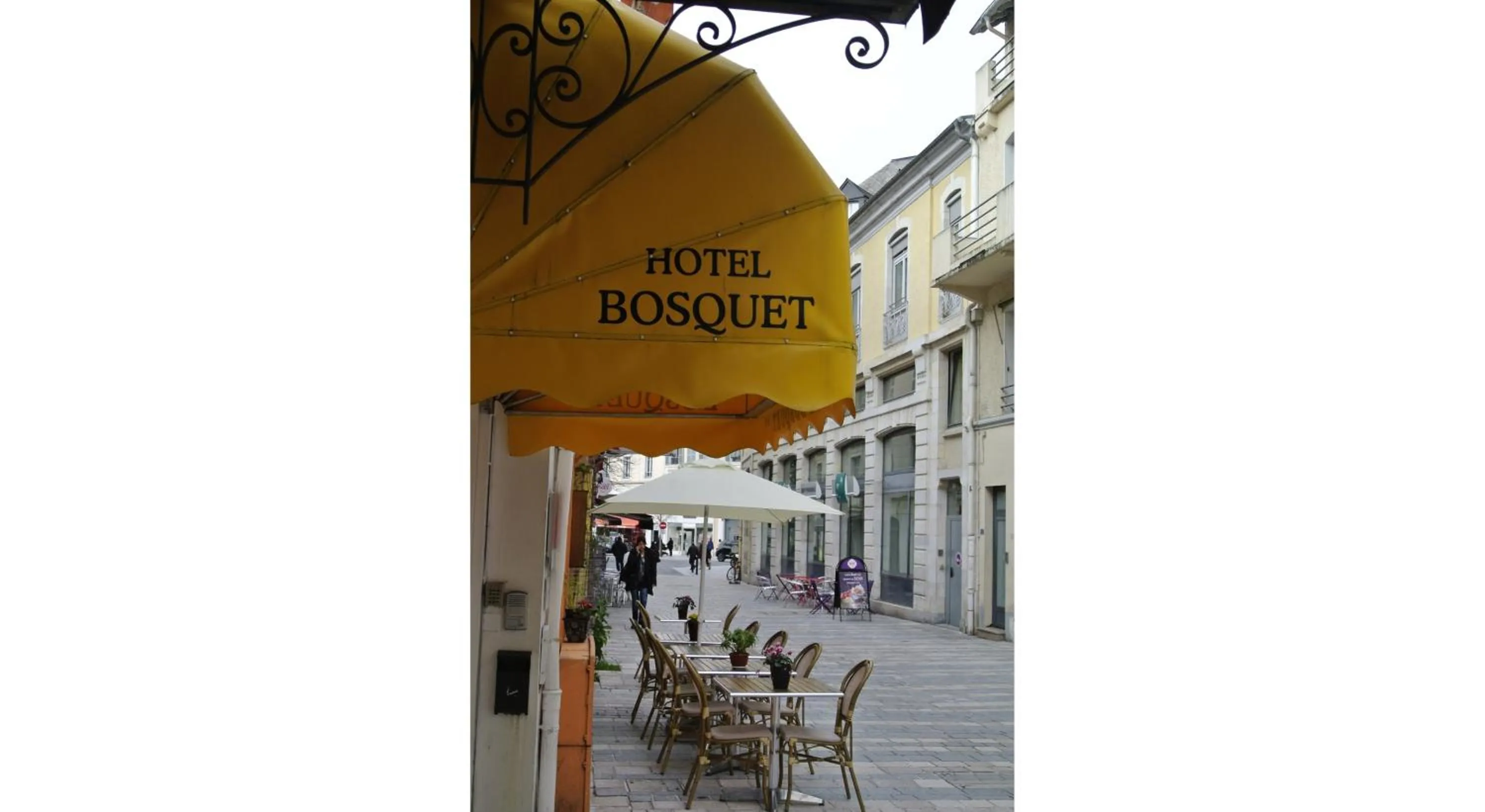 Facade/entrance in Hôtel Bosquet Pau Centre - Self Check In Budget Hotel