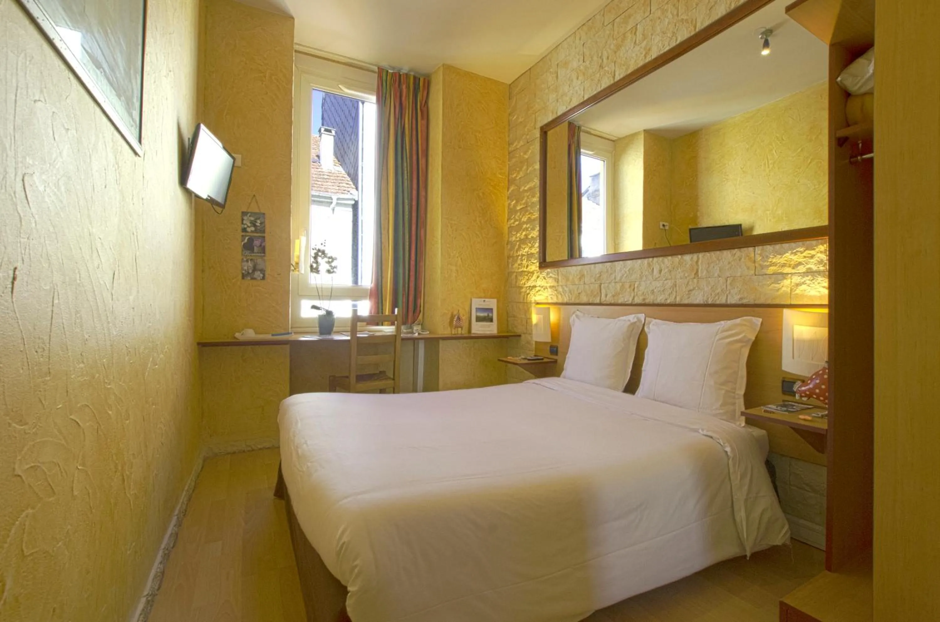 Bed in Hôtel Bosquet Pau Centre - Self Check In Budget Hotel