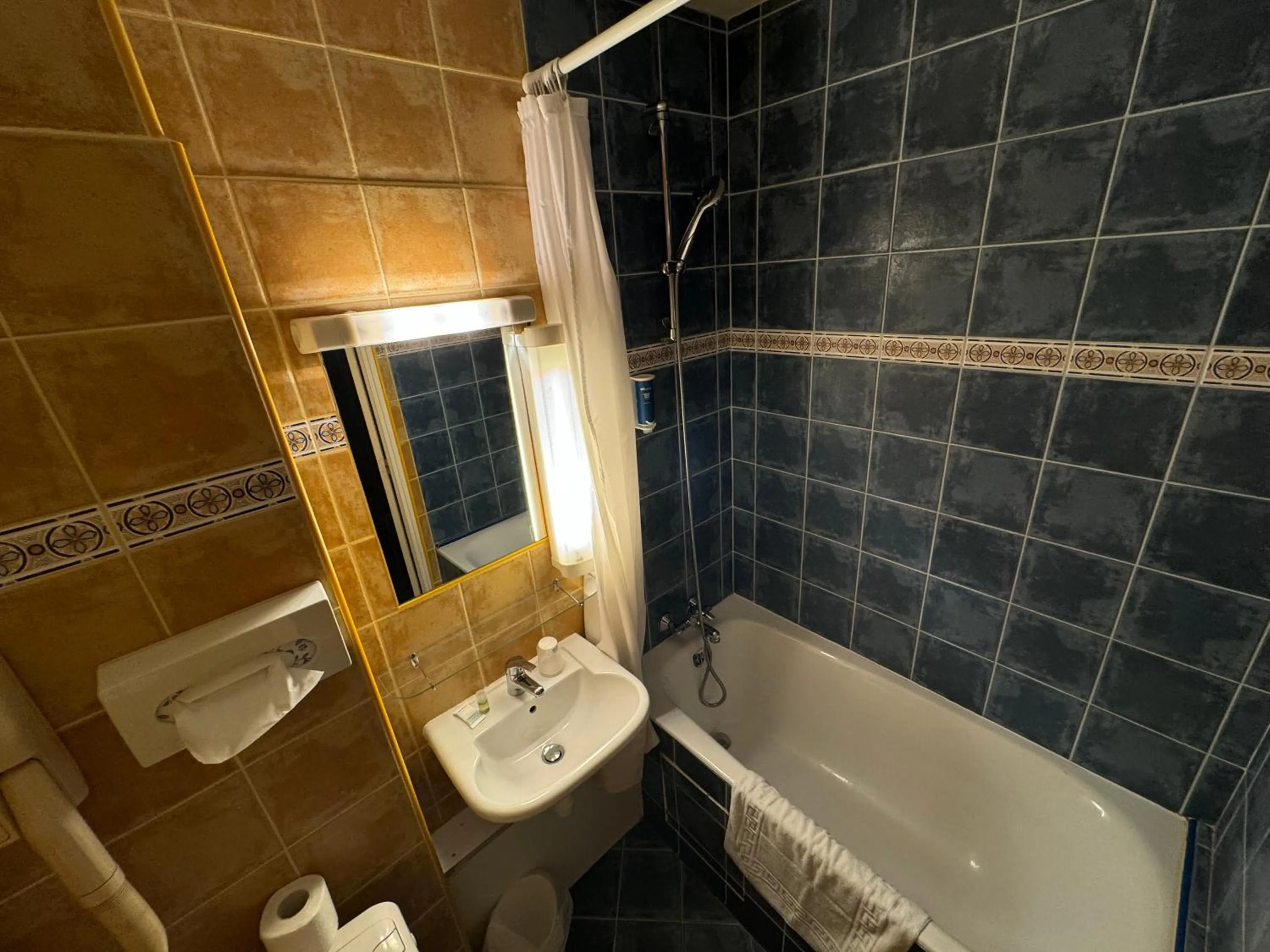 Bathroom in Hôtel Bosquet Pau Centre - Self Check In Budget Hotel