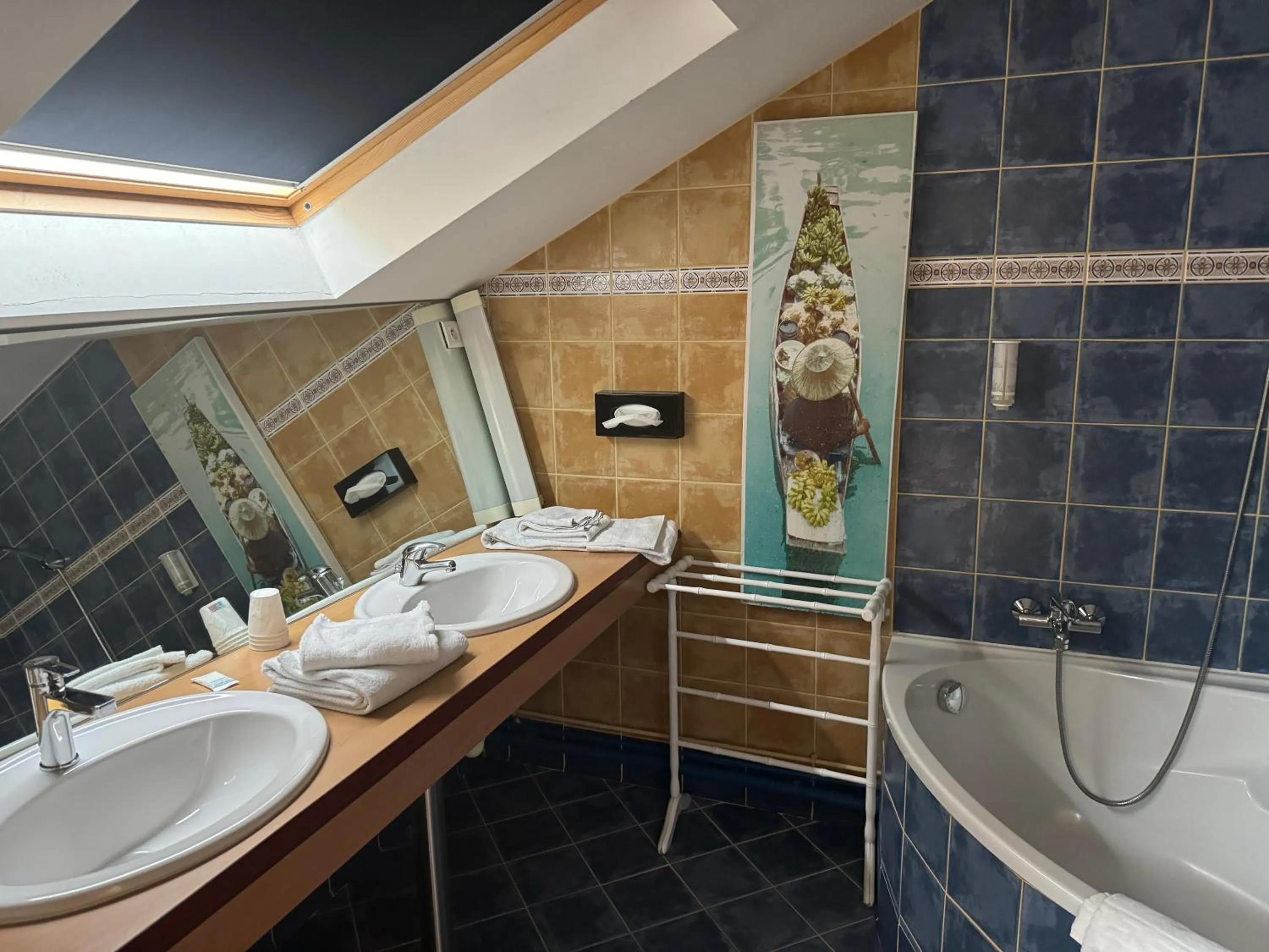 Bathroom in Hôtel Bosquet Pau Centre - Self Check In Budget Hotel