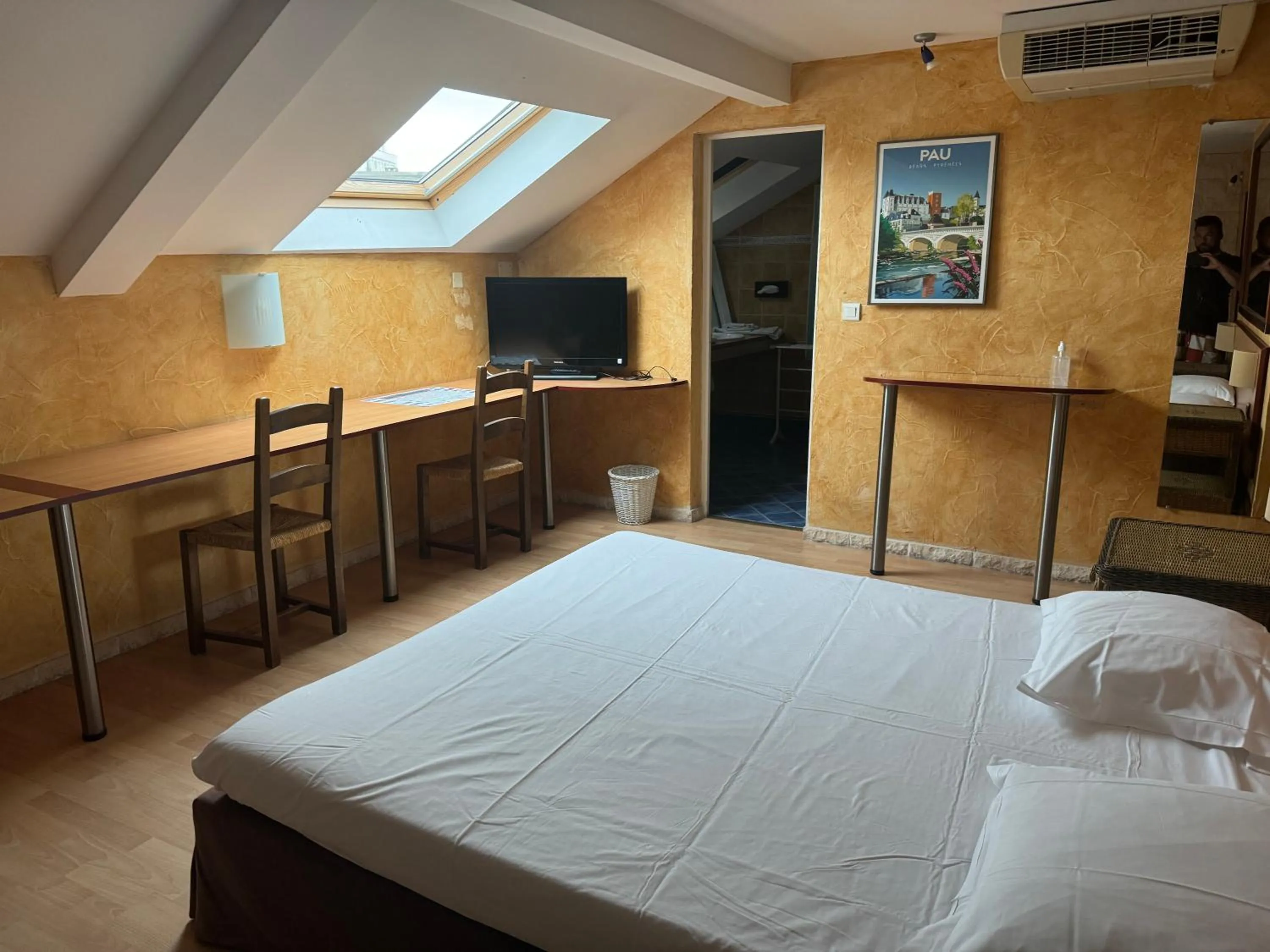 Bed in Hôtel Bosquet Pau Centre - Self Check In Budget Hotel