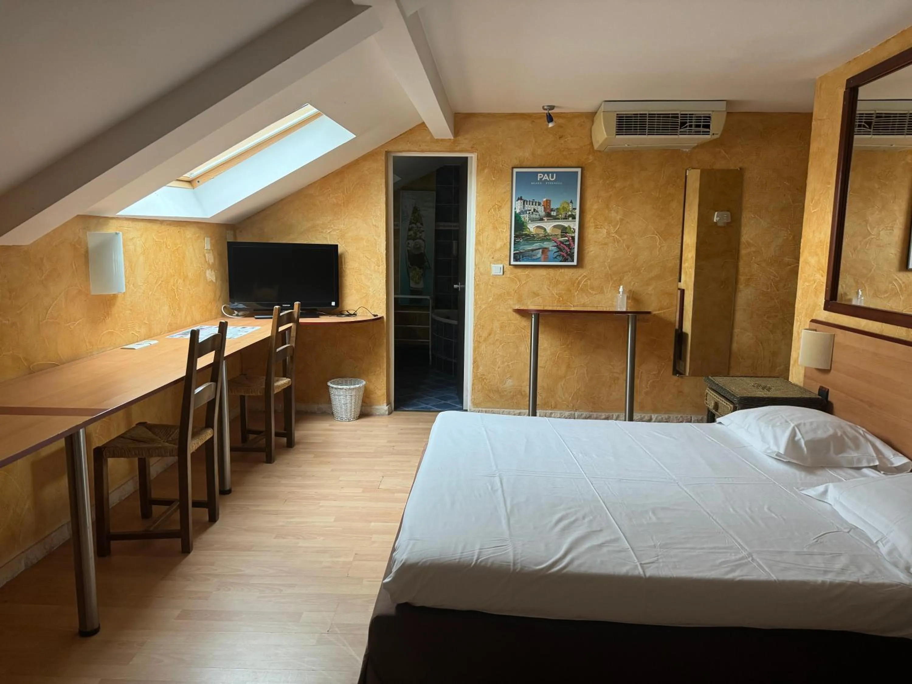 Bed in Hôtel Bosquet Pau Centre - Self Check In Budget Hotel