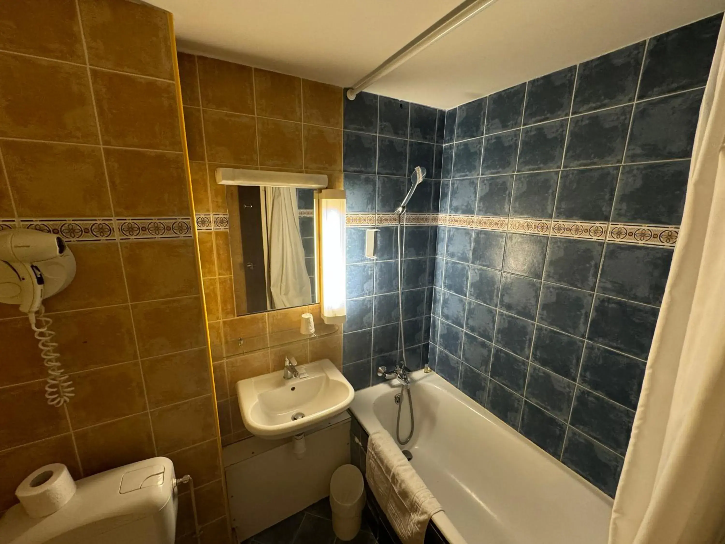 Comfort Double Room in Hôtel Bosquet Pau Centre - Self Check In Budget Hotel Comfort Double Room in Hôtel Bosquet Pau Centre - Self Check In Budget Hotel