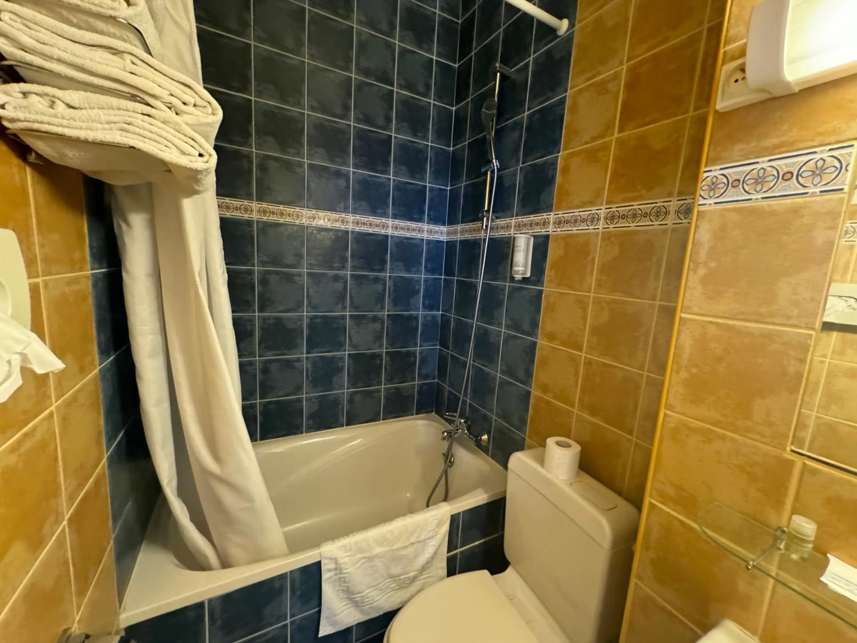 Toilet in Hôtel Bosquet Pau Centre - Self Check In Budget Hotel