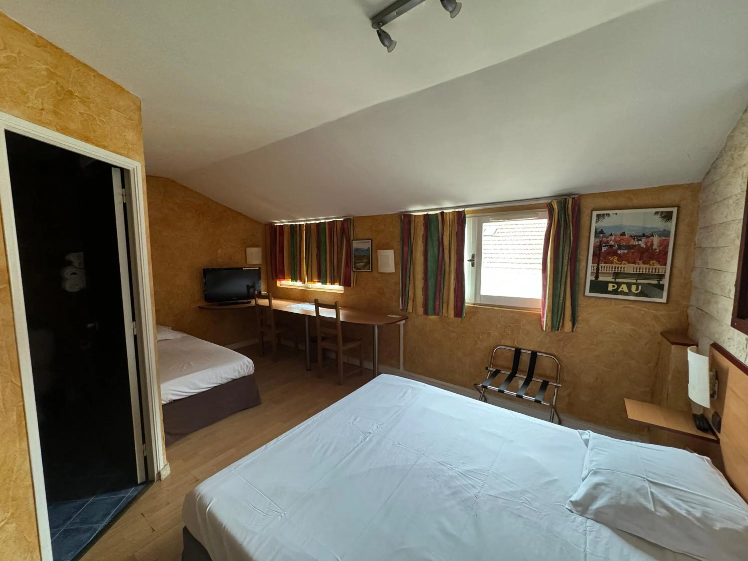 Photo of the whole room, Bed in Hôtel Bosquet Pau Centre - Self Check In Budget Hotel