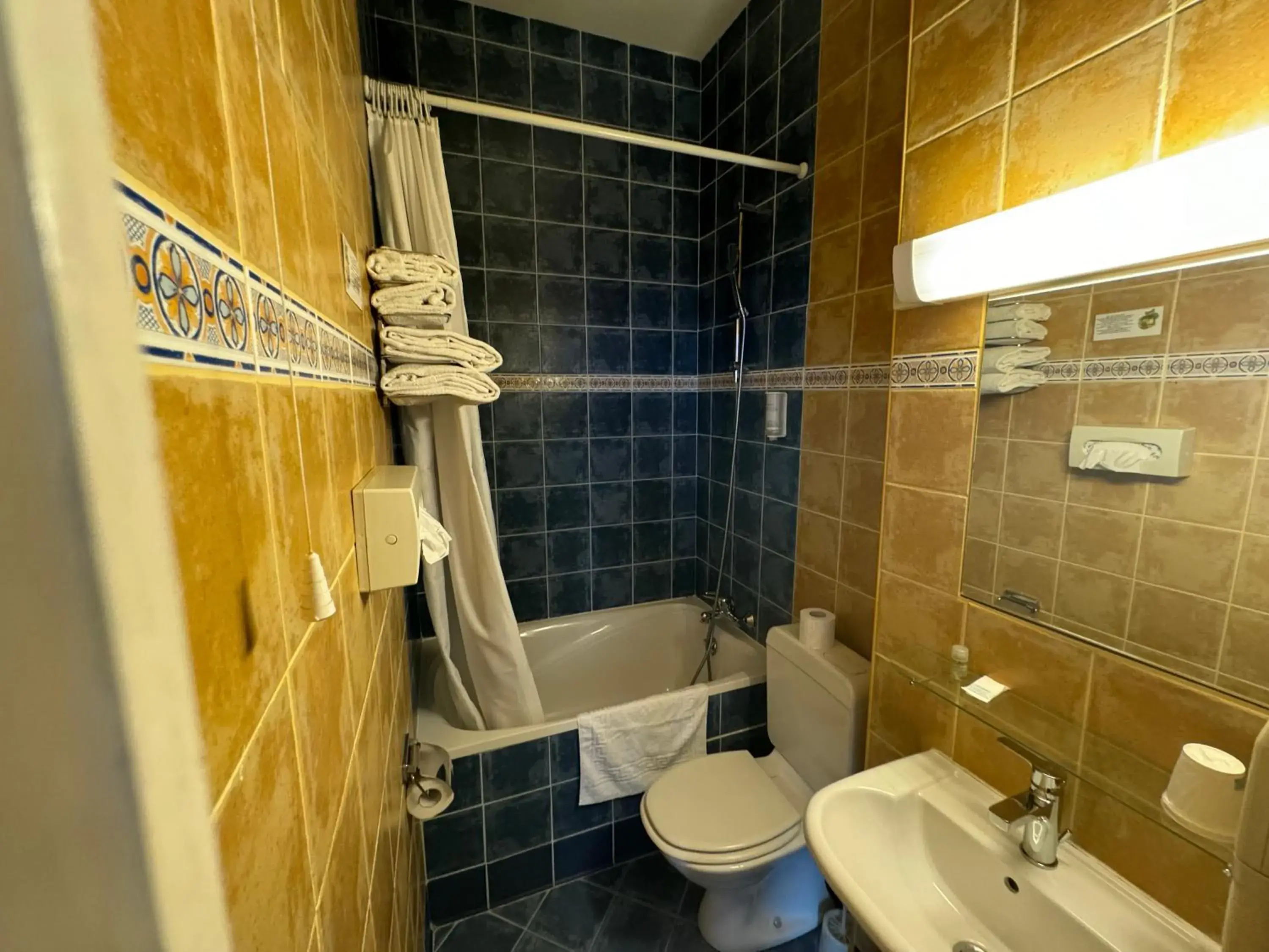 Classic Room in Hôtel Bosquet Pau Centre - Self Check In Budget Hotel Classic Room in Hôtel Bosquet Pau Centre - Self Check In Budget Hotel