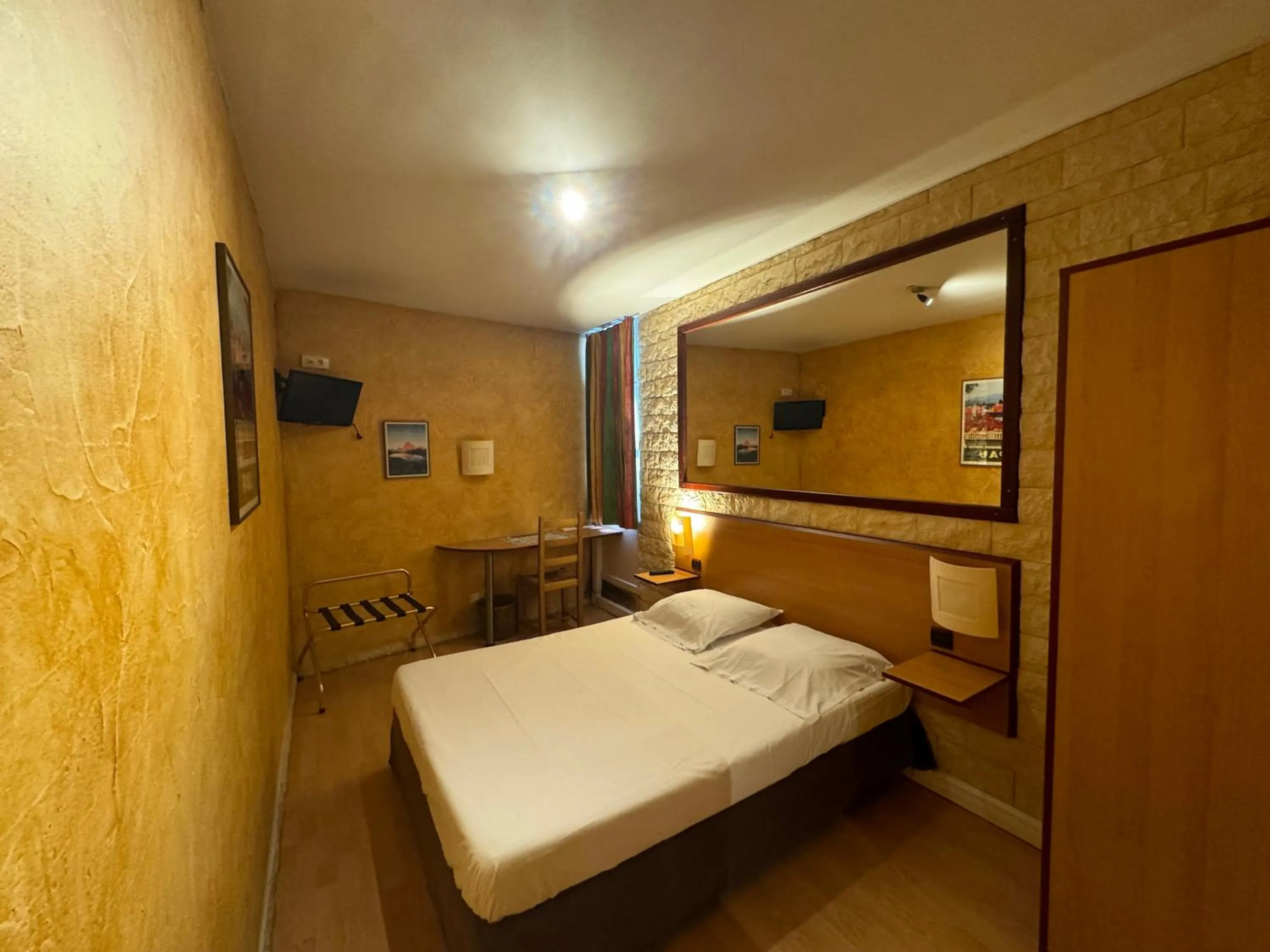 Photo of the whole room, Bed in Hôtel Bosquet Pau Centre - Self Check In Budget Hotel