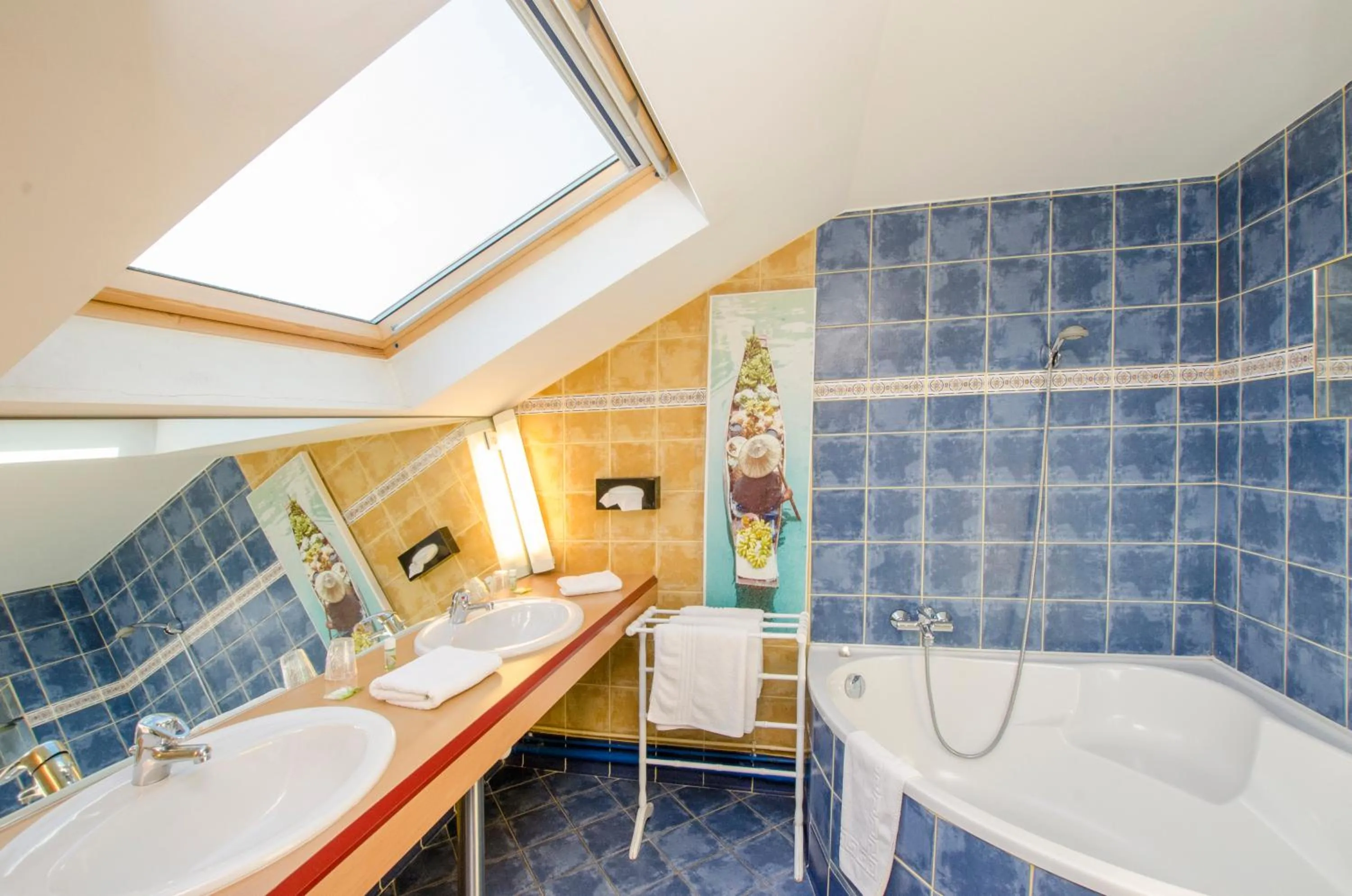 Shower, Bed in Hôtel Bosquet Pau Centre - Self Check In Budget Hotel