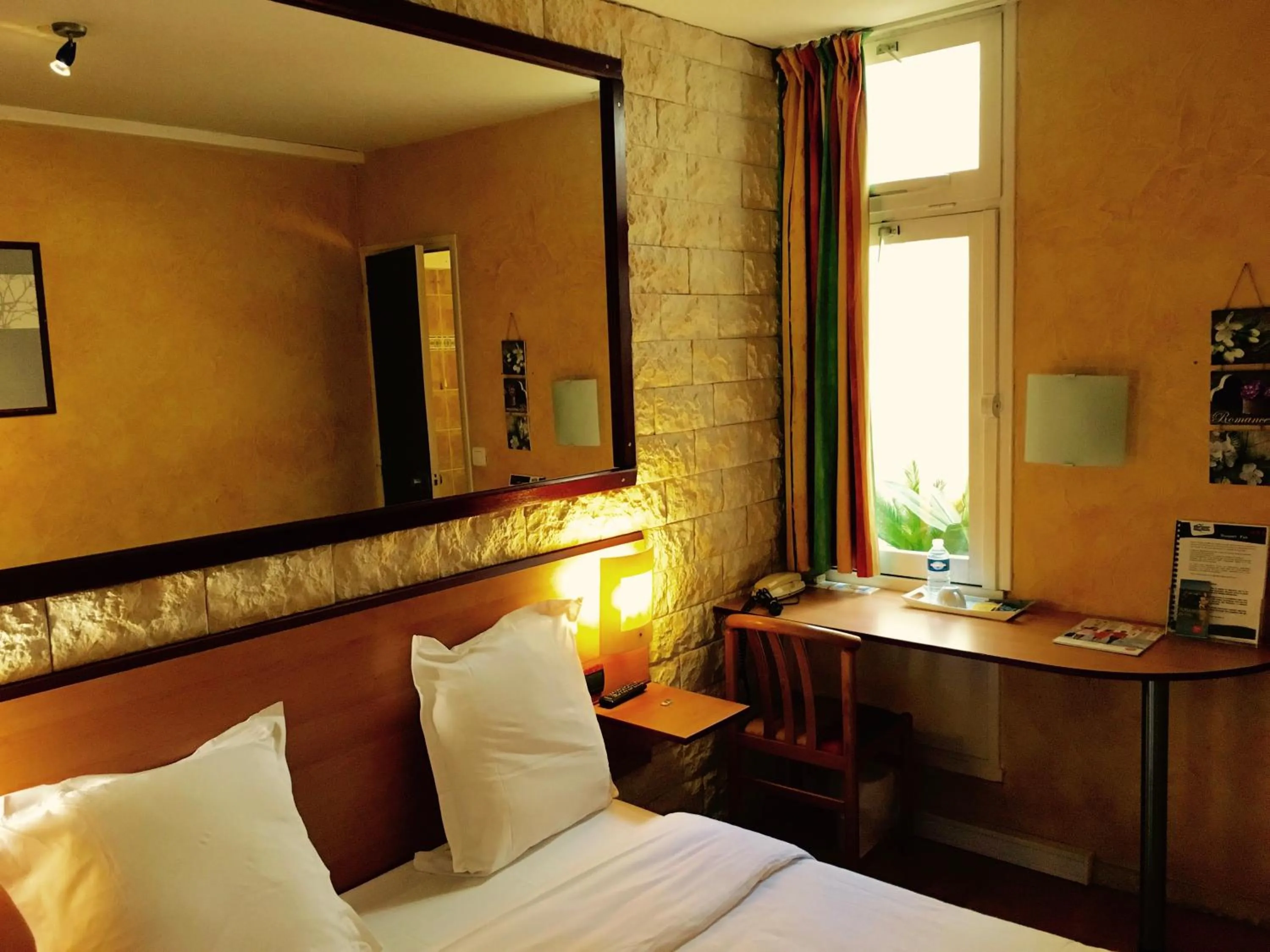 Toilet, Bed in Hôtel Bosquet Pau Centre - Self Check In Budget Hotel