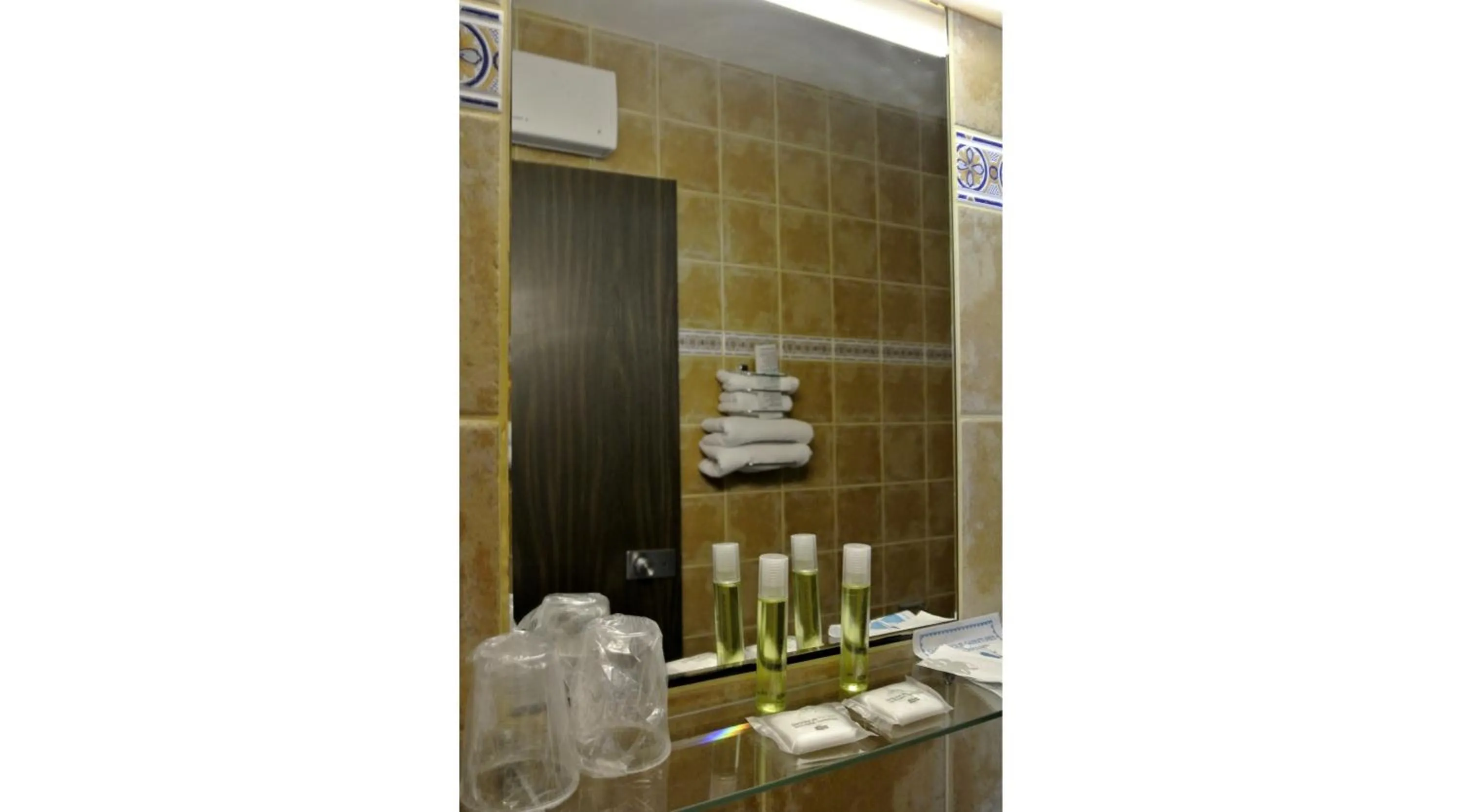 Bathroom in Hôtel Bosquet Pau Centre - Self Check In Budget Hotel