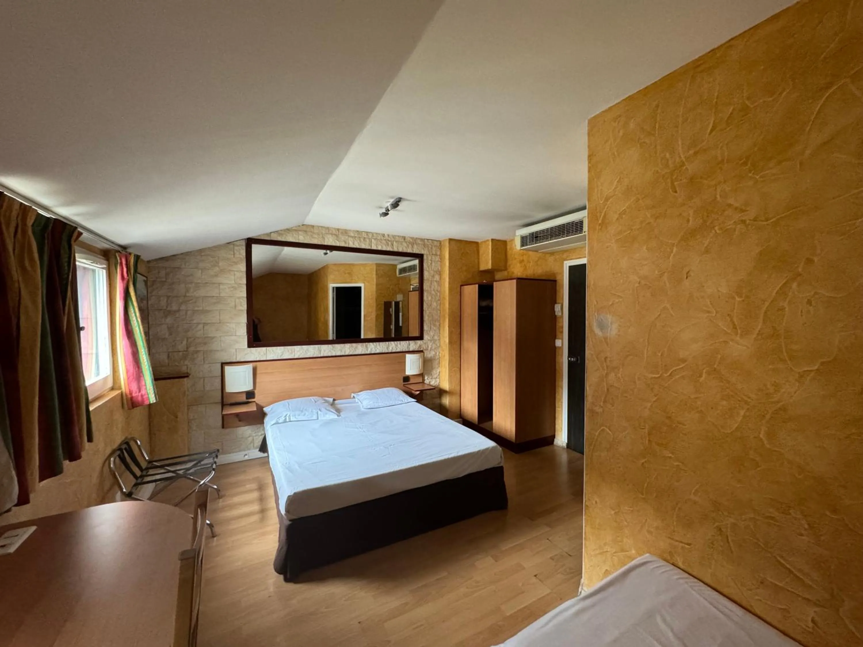 TV and multimedia, Bed in Hôtel Bosquet Pau Centre - Self Check In Budget Hotel