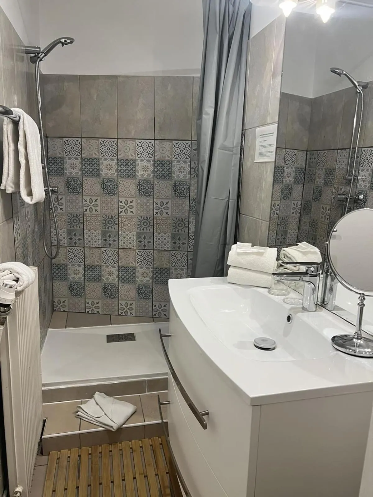 Shower in Hôtel Abalone - Centre Gare