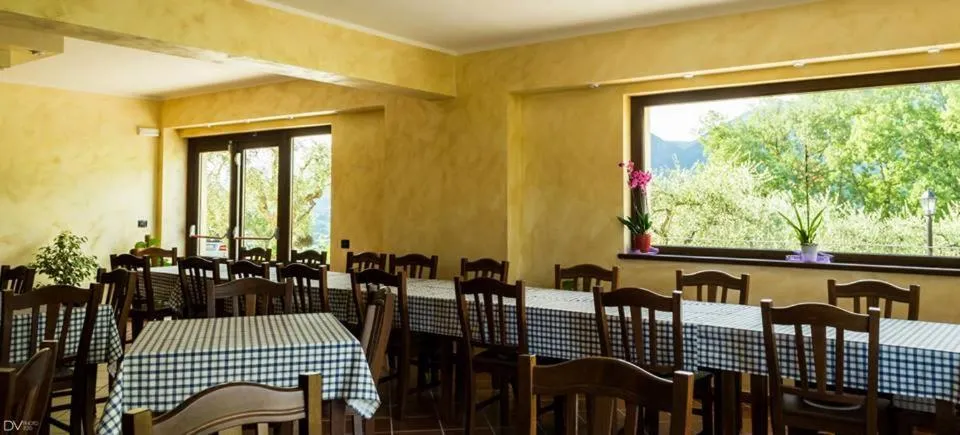 Communal lounge/ TV room in Santa Giusta